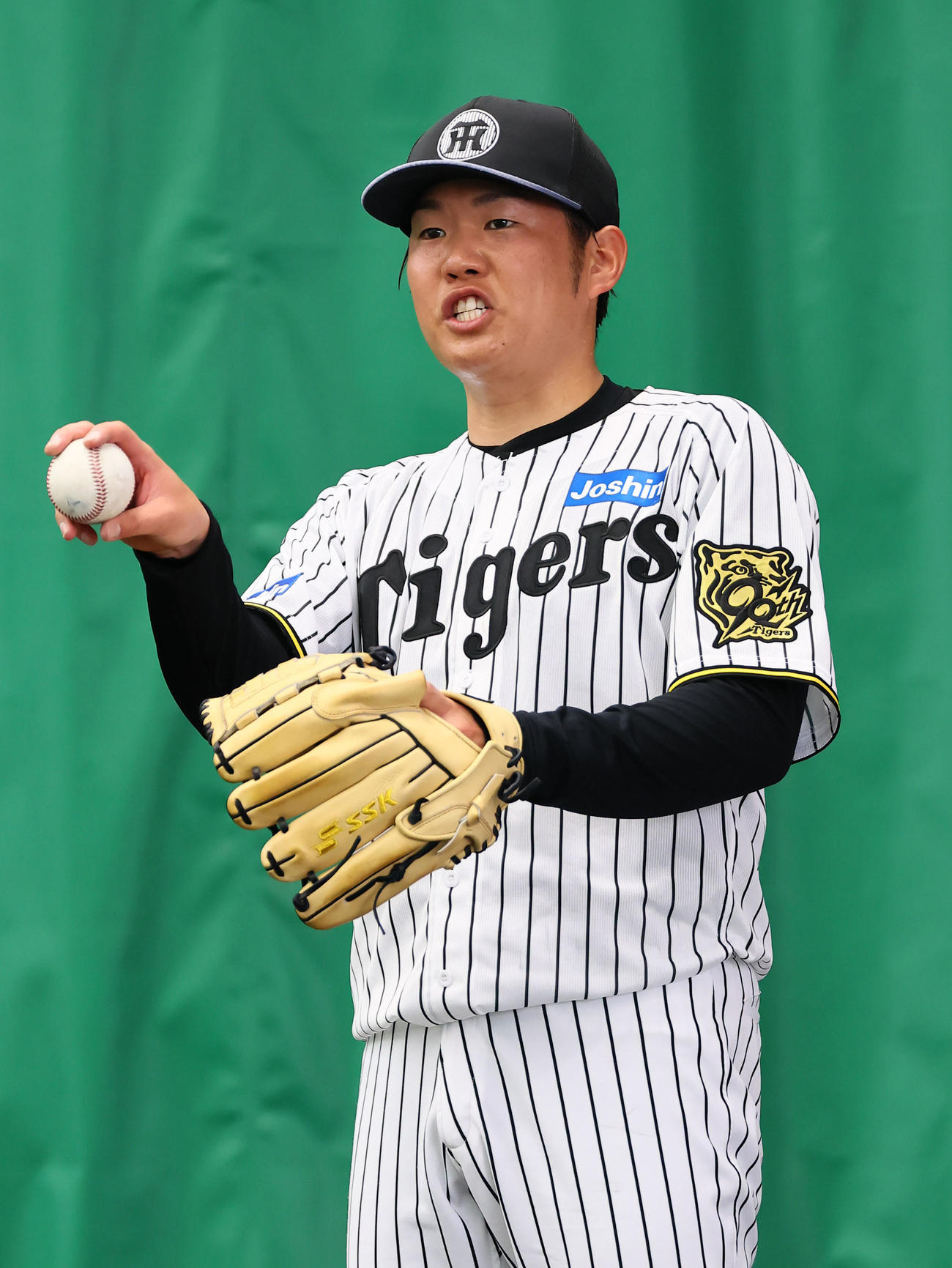 ブルペンで投球練習をする西勇（撮影・藤尾明華）
