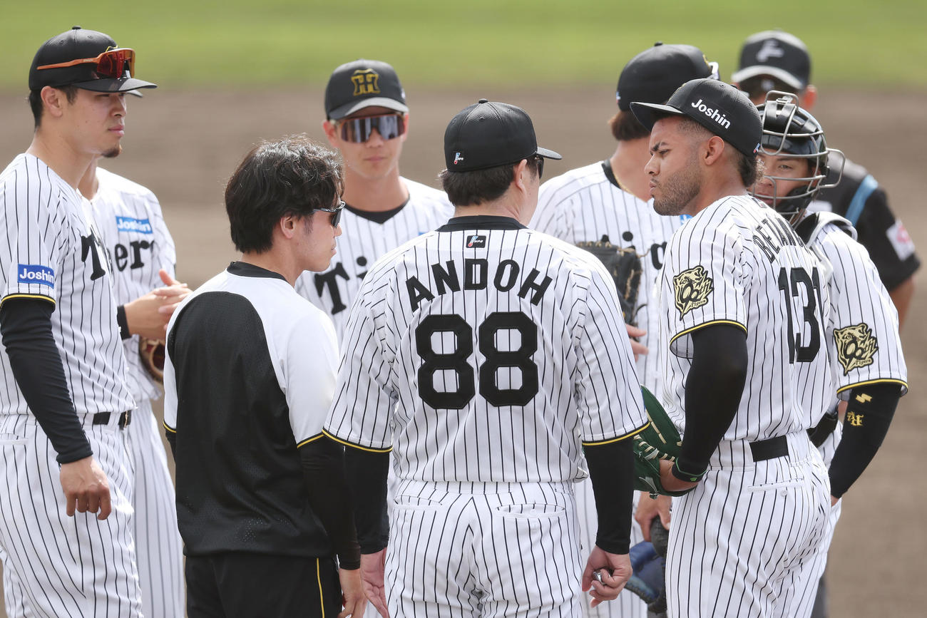 阪神対広島　5回表、ピンチを背負いマウンドに集まるベタンセス（右から2人目）ら阪神ナイン（撮影・前田充）