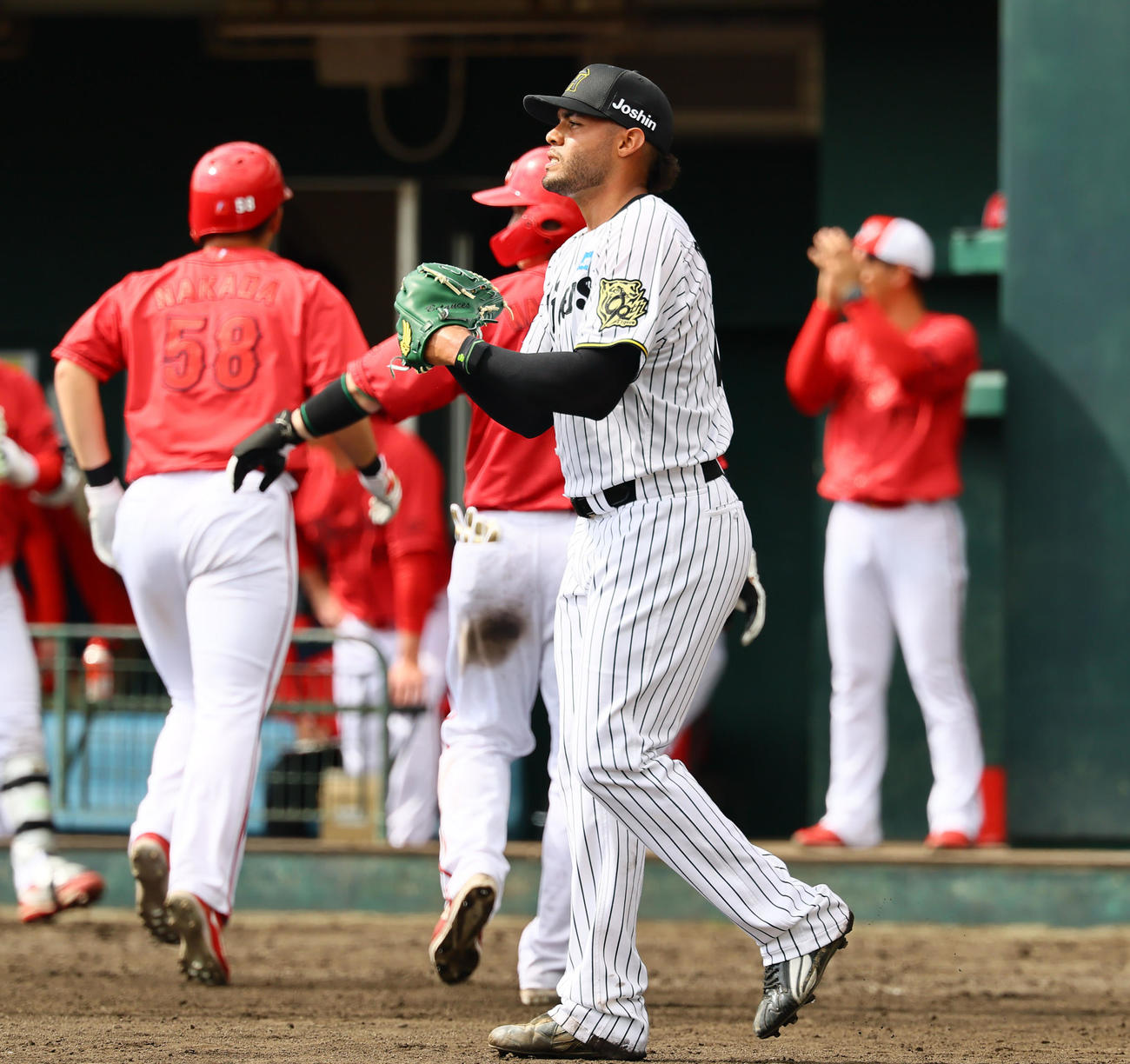 練習試合阪神対広島　5回表広島1死満塁、末包に2点適時打を許したベタンセス（撮影・藤尾明華）