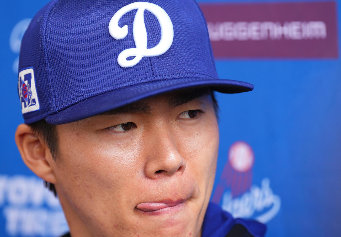 13日の試合後、会見で記者の質問に答えるドジャース山本（撮影・菅敏）