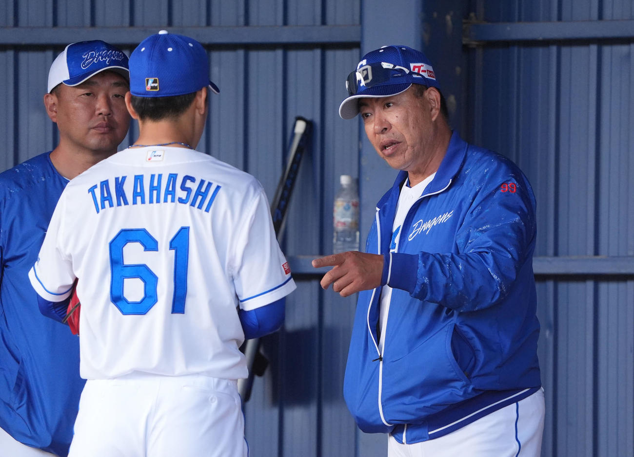 高橋幸とブルペンで言葉を交わす井上監督（右）（撮影・森本幸一）