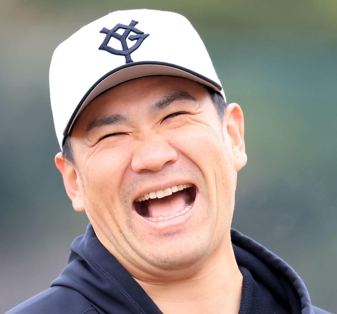 12日の練習中、弾けた笑顔を見せる巨人田中将