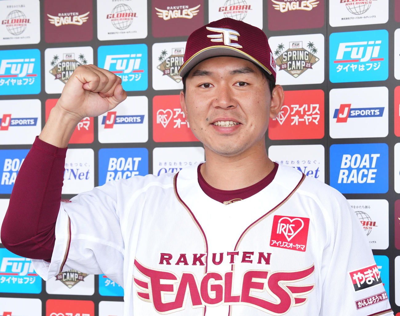 支配下契約となり、ガッツポーズで写真に納まる楽天西口（撮影・江口和貴）