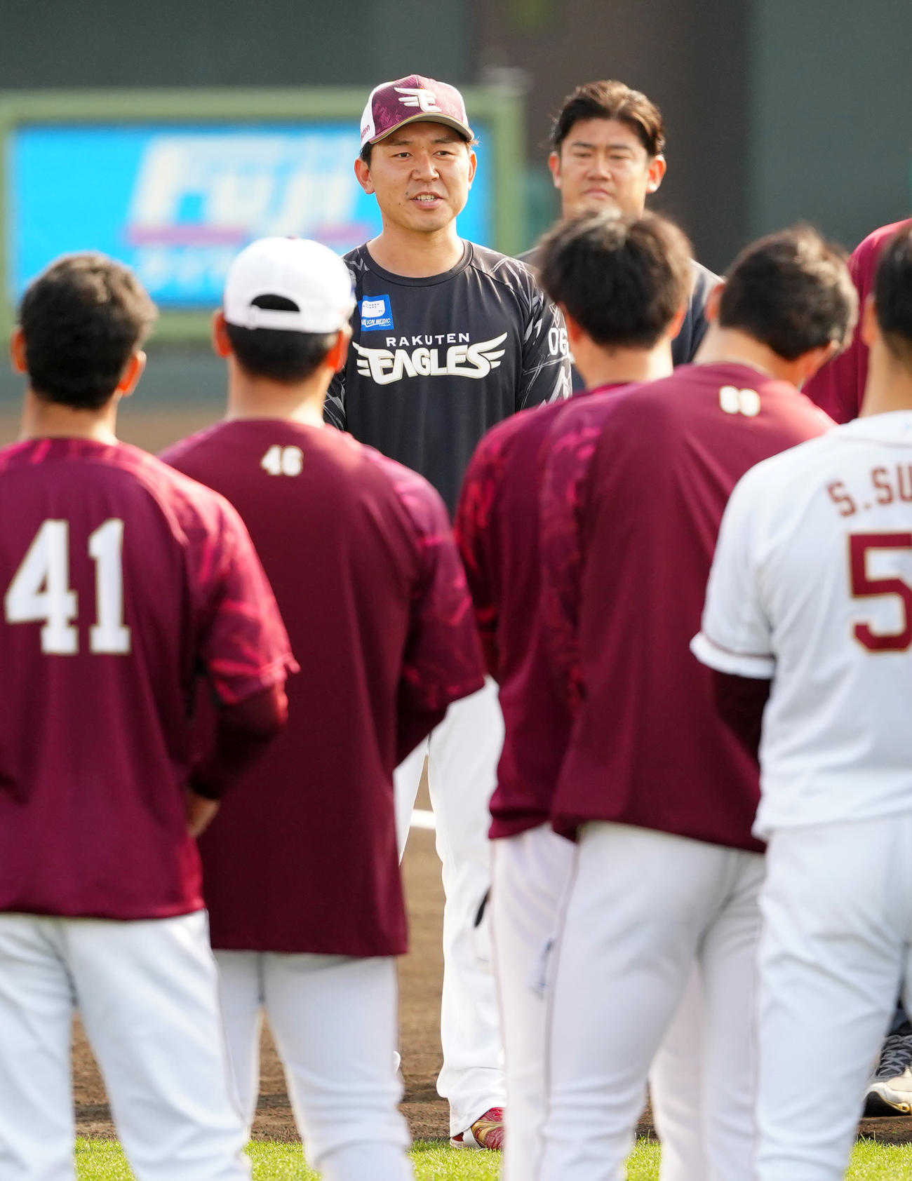 支配下契約となり、あいさつする楽天西口（撮影・江口和貴）