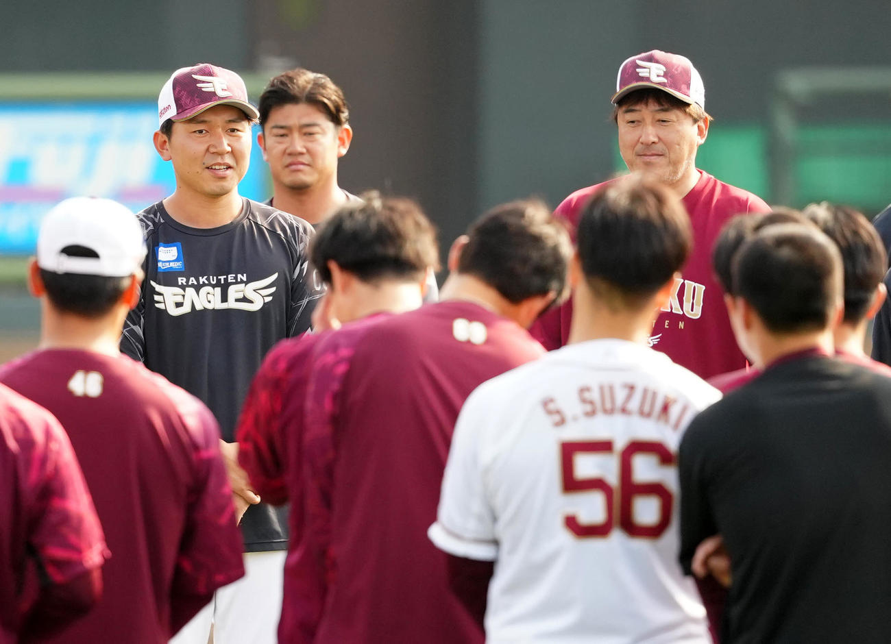 支配下契約となり、あいさつする楽天西口（左）。右は石井GM（撮影・江口和貴）