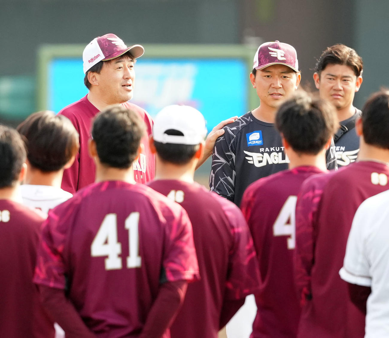 練習前の円陣で楽天西口（中央右）が支配下契約となったことを伝える石井GM（撮影・江口和貴）