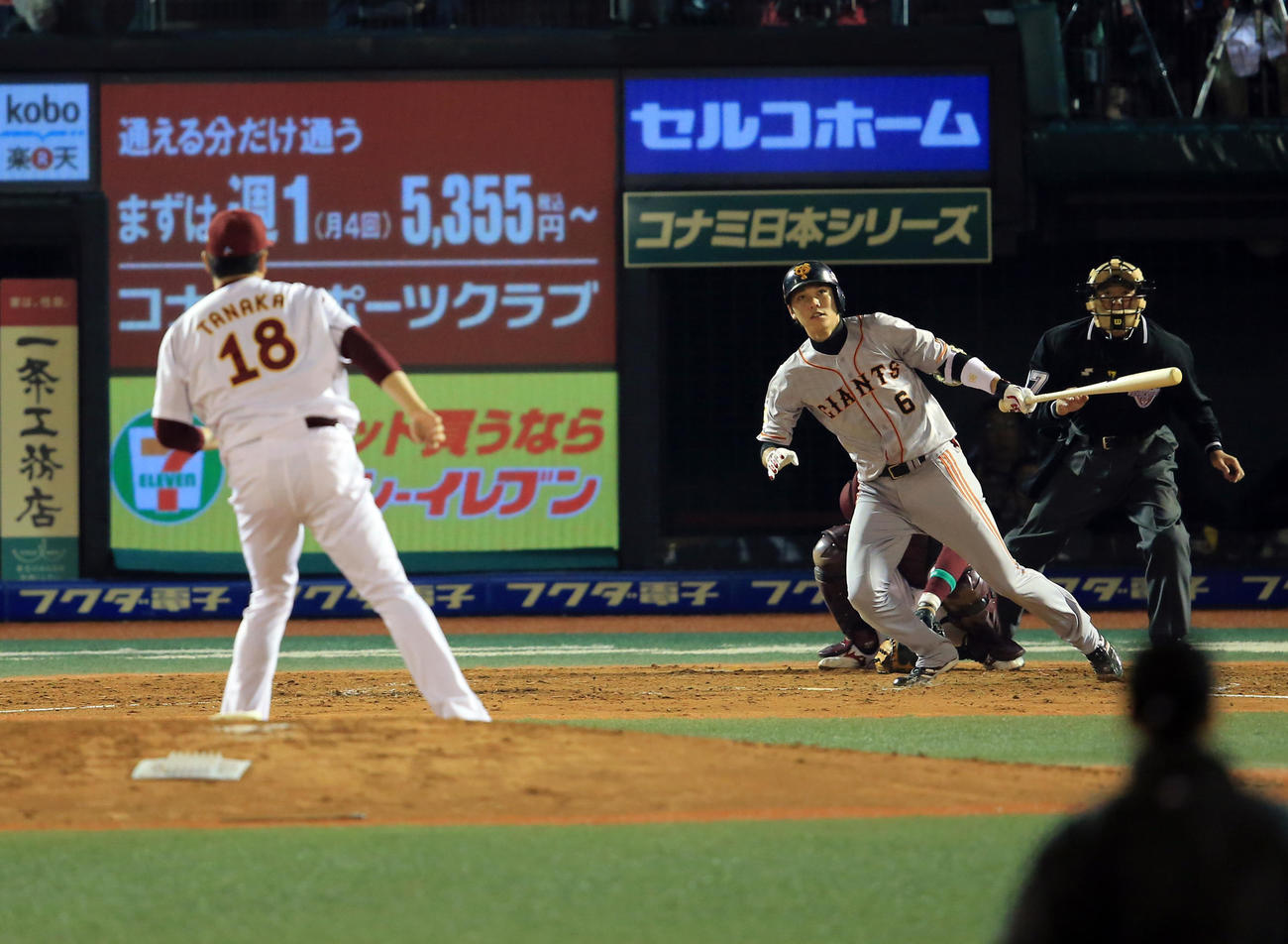 日本シリーズで巨人坂本は楽天田中から二塁打を放つ（2013年11月撮影）
