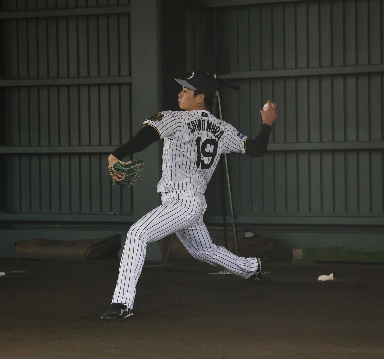 阪神の下村海翔投手がブルペン投球を行う（撮影・林亮佑）