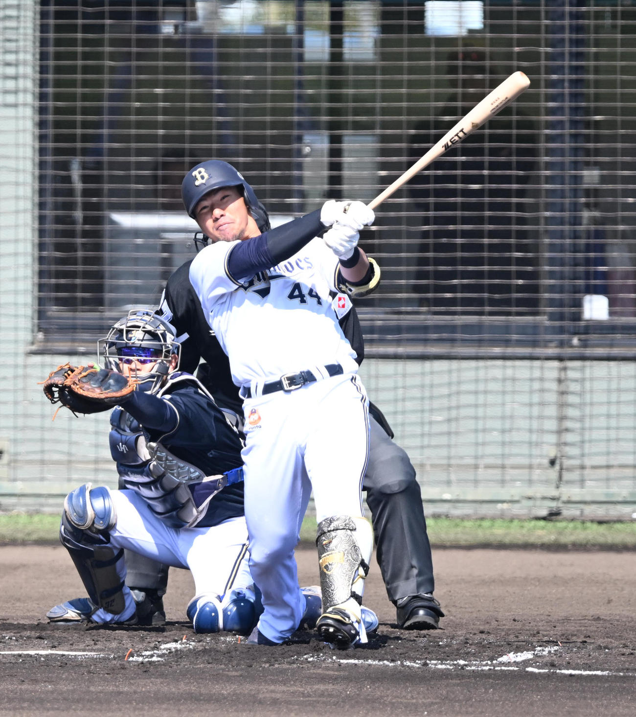 オリックス紅白戦　1回裏1死一、二塁、左中間に3点本塁打を放つ頓宮（撮影・和賀正仁）