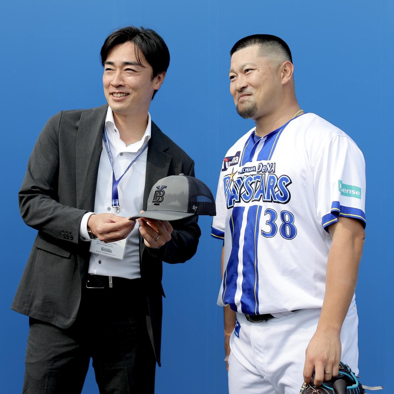 記念撮影する和田毅氏（左）とDeNA森唯（撮影・河田真司）