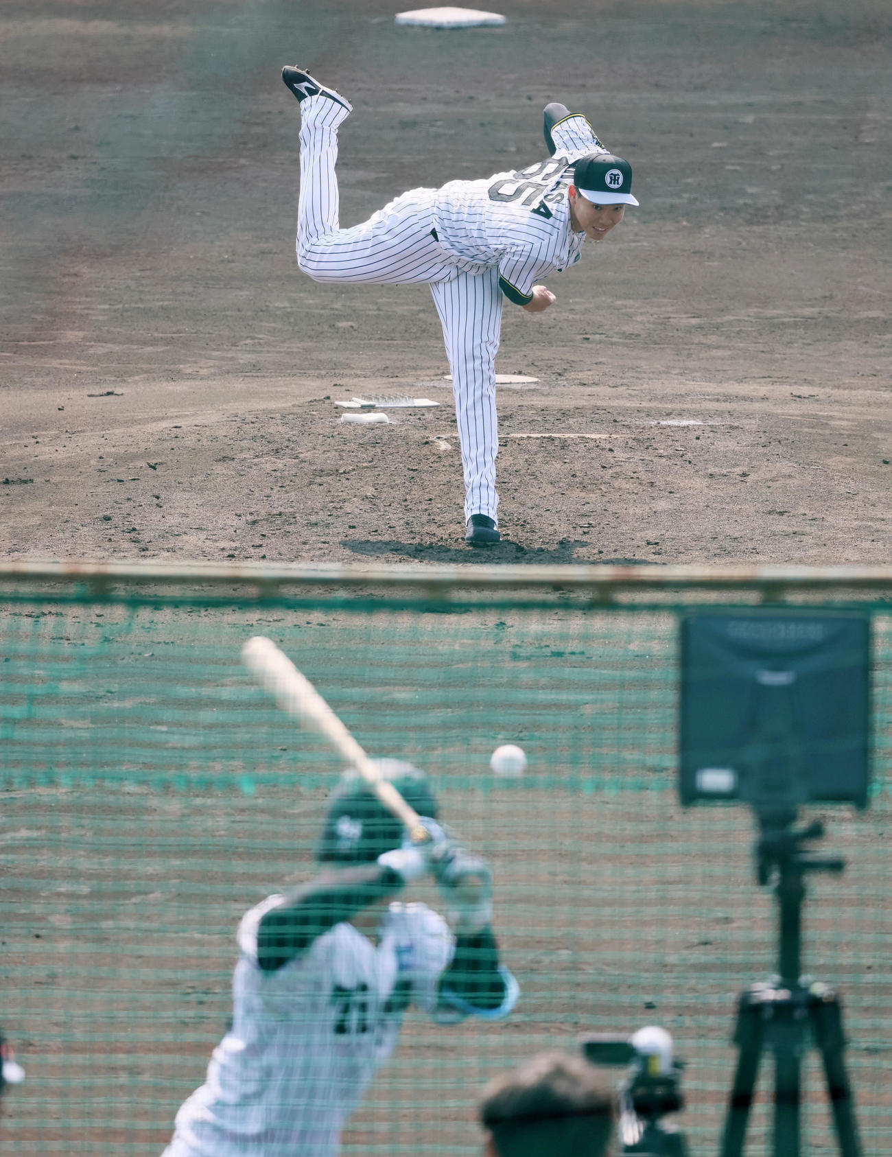 シート打撃練習に登板した湯浅（撮影・加藤哉）