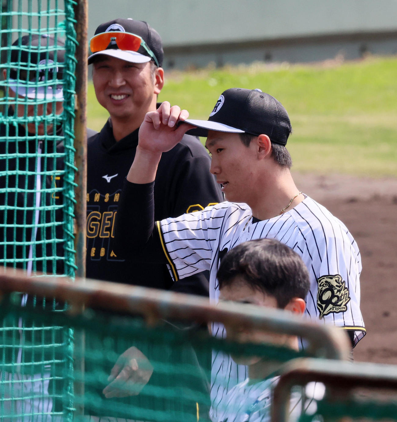 藤川監督（左）の前でシート打撃練習に登板した湯浅（撮影・加藤哉）