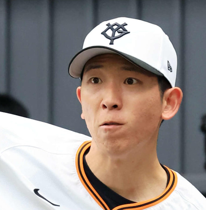 3日、ブルペンで投げ込む巨人戸郷