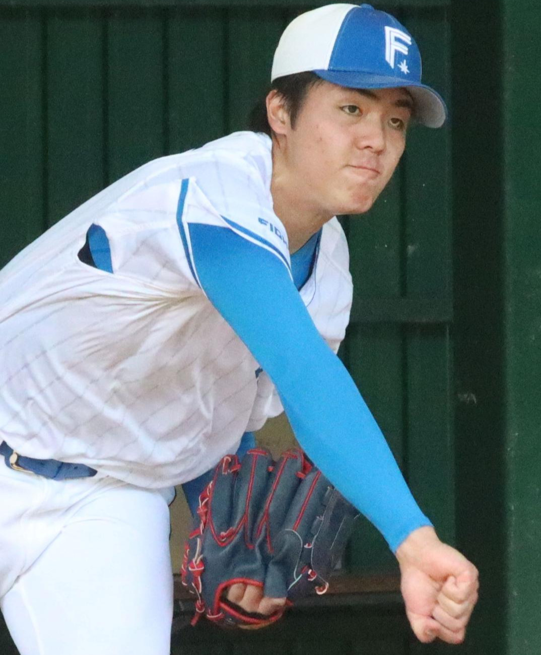 ブルペンで投球練習する日本ハム柴田（撮影・永野高輔）