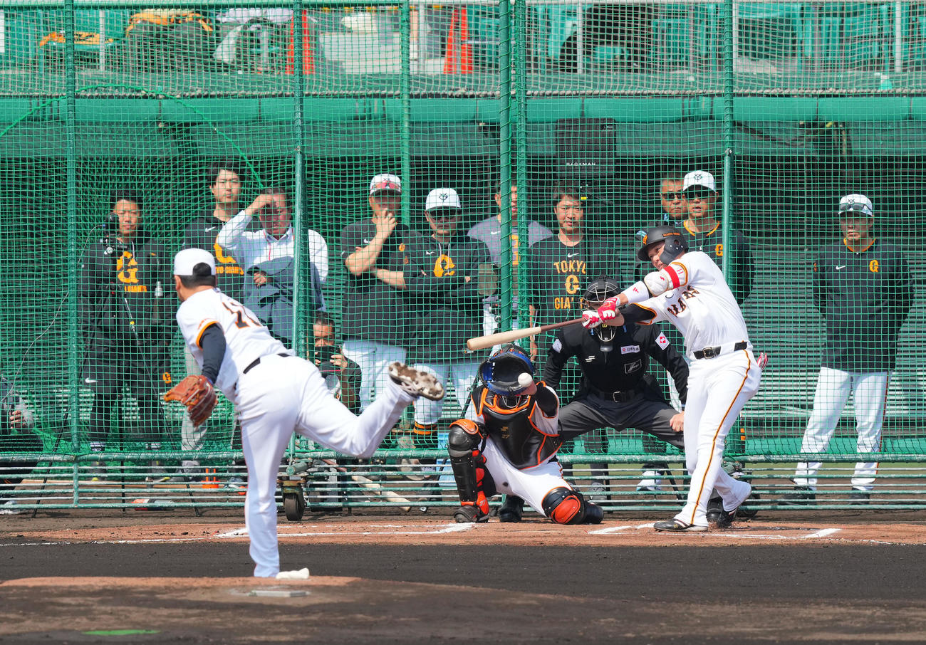 ライブBPで遊ゴロに倒れる巨人坂本。投手田中将（撮影・垰建太）