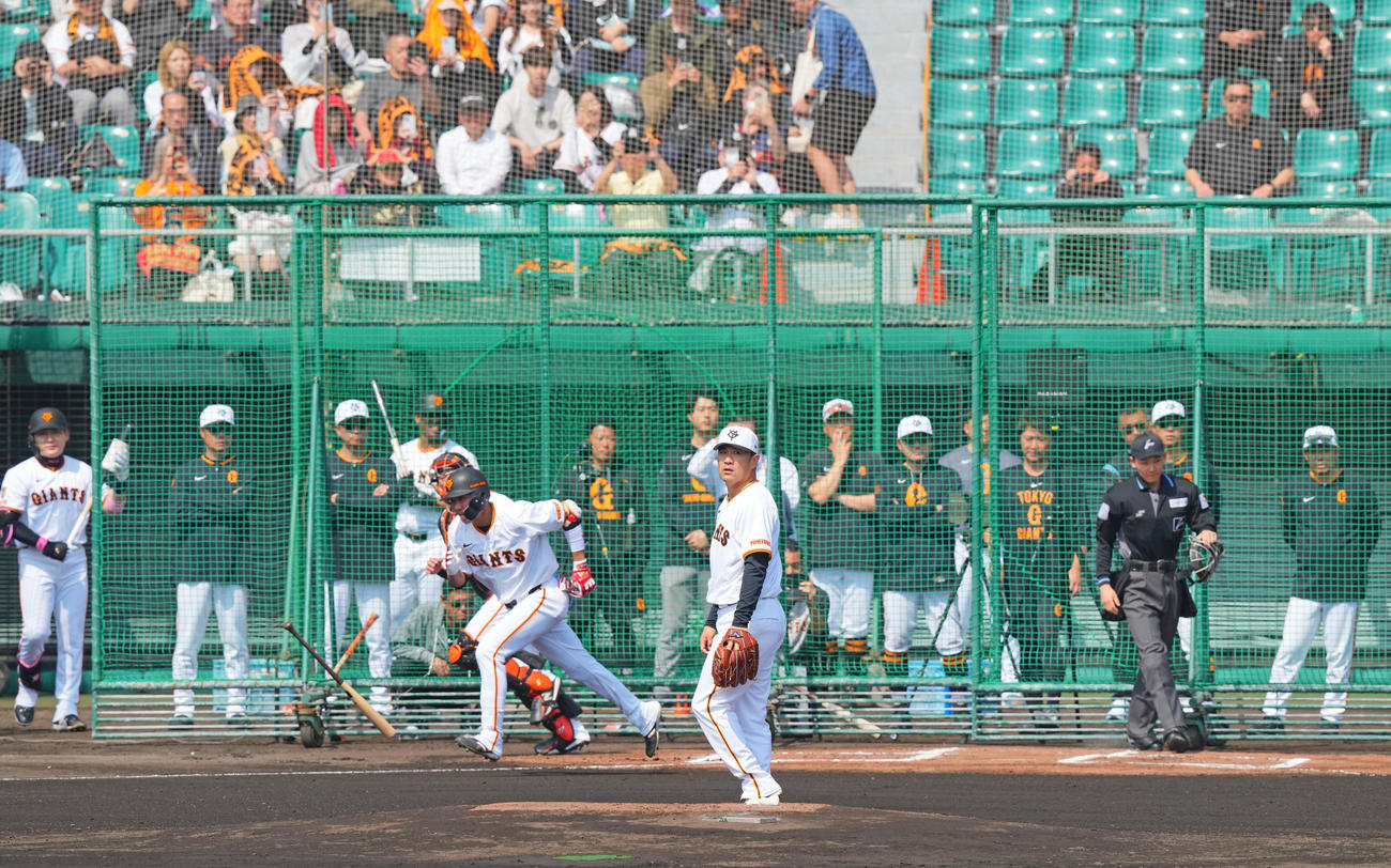 ライブBPで巨人坂本を遊ゴロに打ち取る田中将（撮影・垰建太）