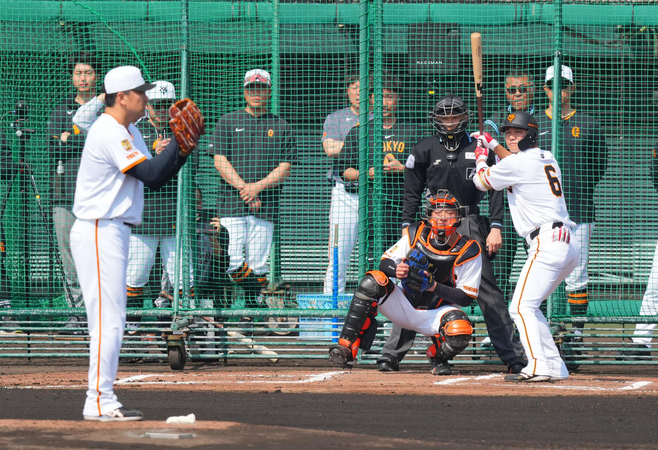ライブBPで巨人田中将（手前）と対戦する坂本（撮影・垰建太）