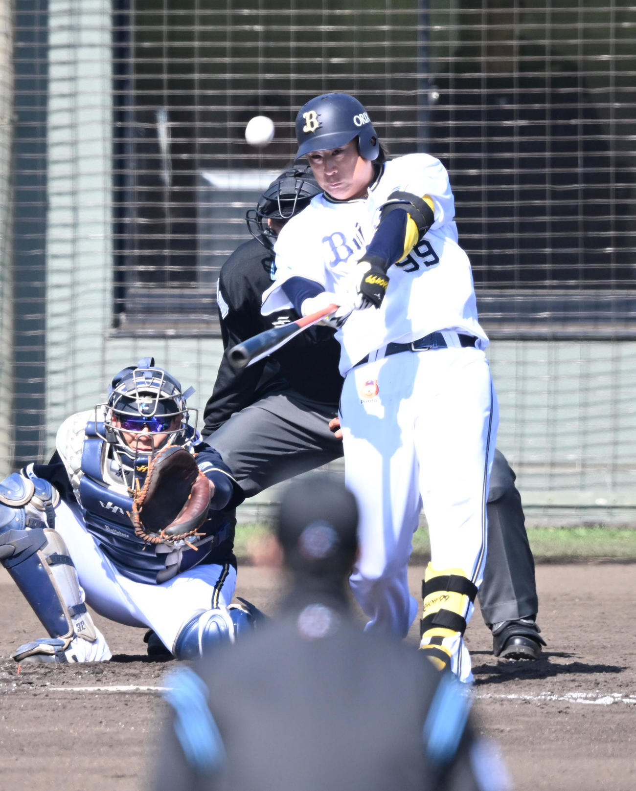 オリックス紅白戦　3回裏無死、左越えにソロ本塁打を放つ杉本（撮影・和賀正仁）