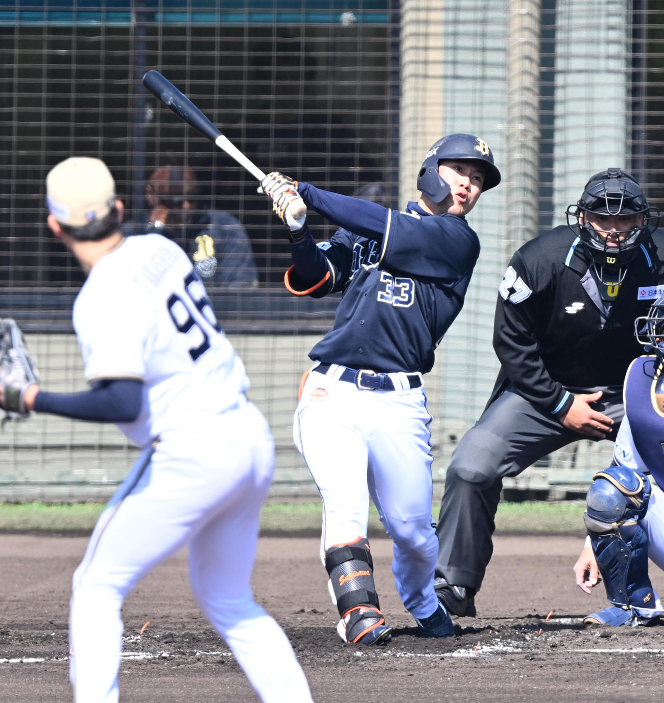 オリックス紅白戦　2回表1死、左越えにソロ本塁打を放つ杉沢（撮影・和賀正仁）