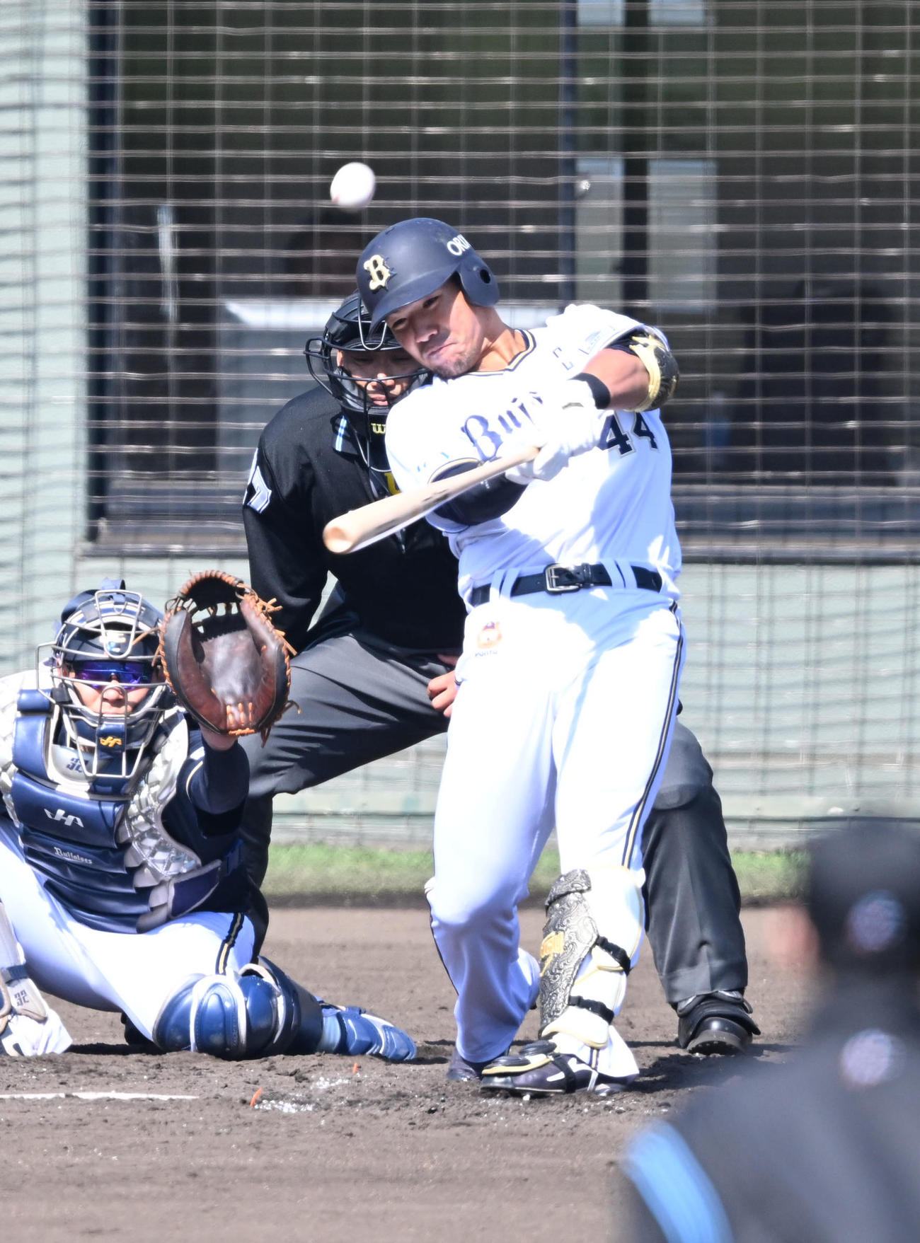 オリックス紅白戦　3回裏無死、左越えに2打席連続本塁打を放つ頓宮（撮影・和賀正仁）