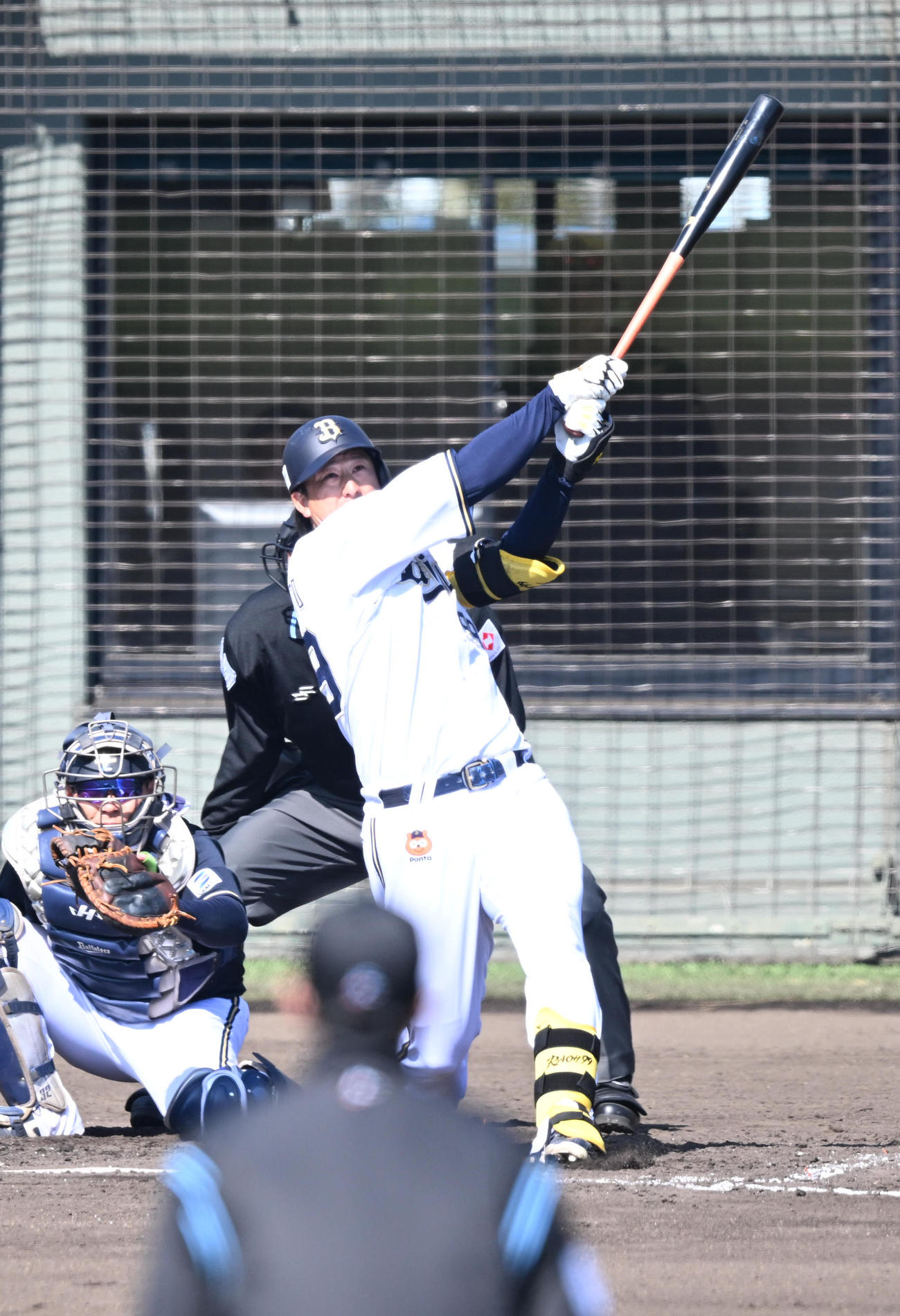 オリックス紅白戦　3回裏無死、左越えにソロ本塁打を放つ杉本（撮影・和賀正仁）