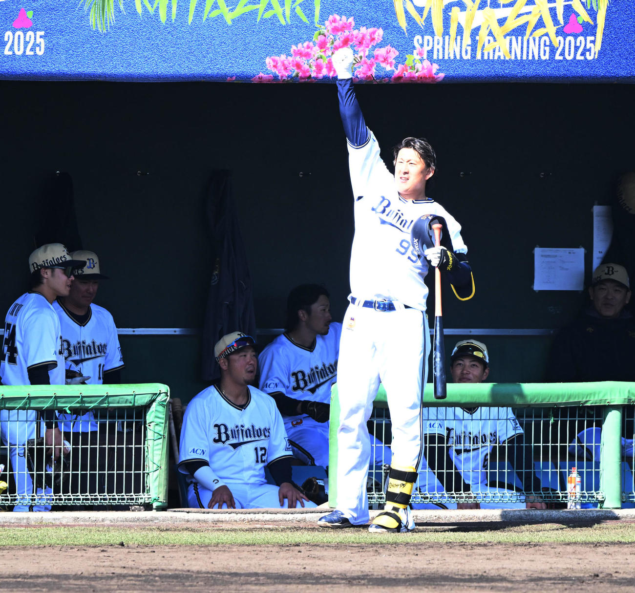 オリックス紅白戦　3回裏無死、左越えにソロ本塁打を放った杉本は無人のスタンドに向かって昇天ポーズ（撮影・和賀正仁）