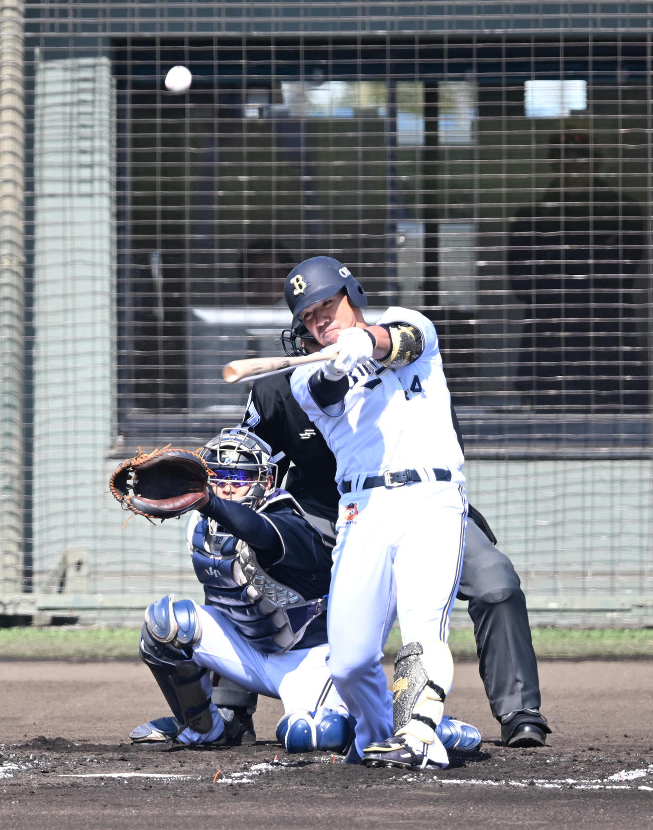 オリックス紅白戦　1回裏1死一、二塁、左中間に3点本塁打を放つ頓宮（撮影・和賀正仁）