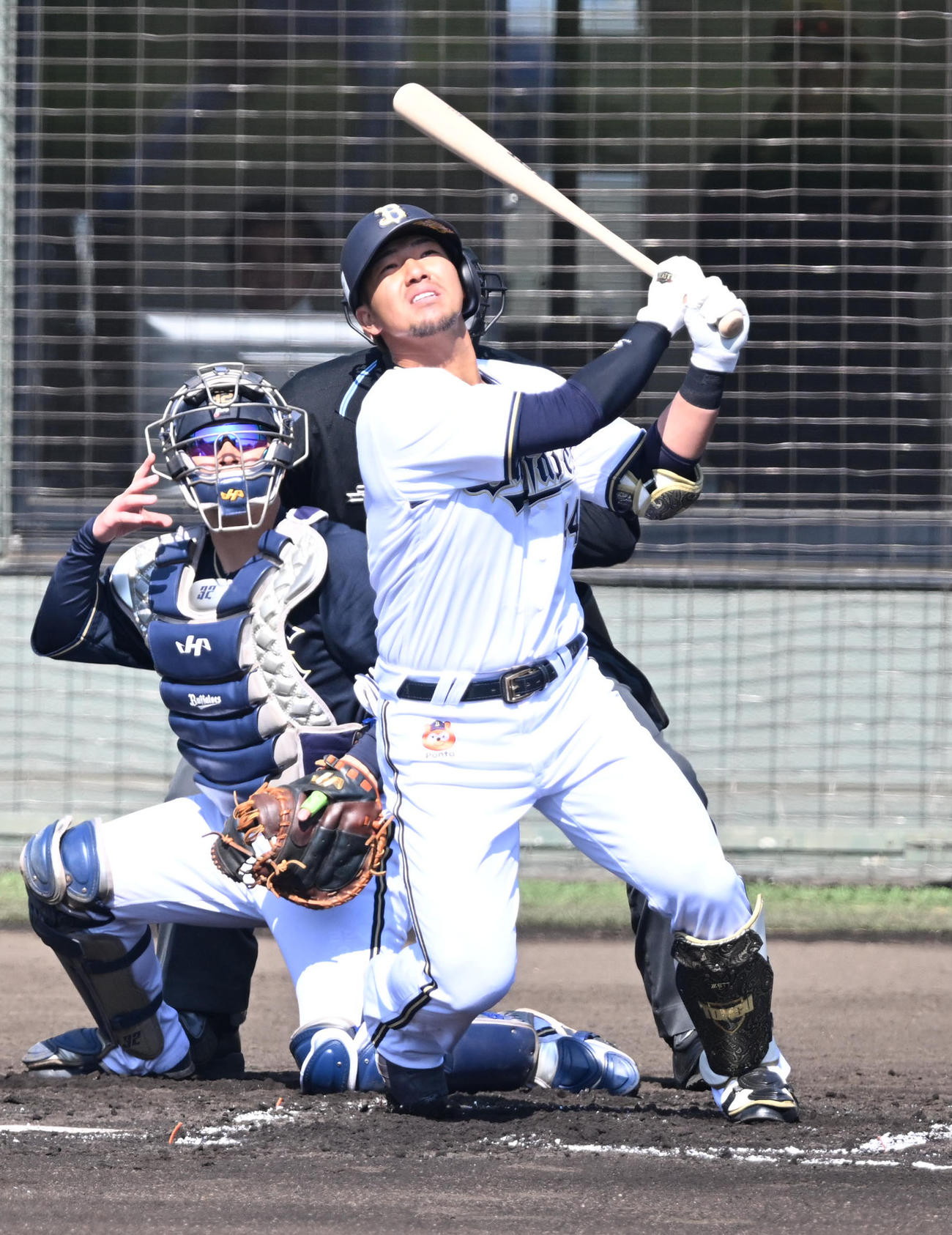 オリックス紅白戦　1回裏1死一、二塁、左中間に3点本塁打を放つ頓宮（撮影・和賀正仁）