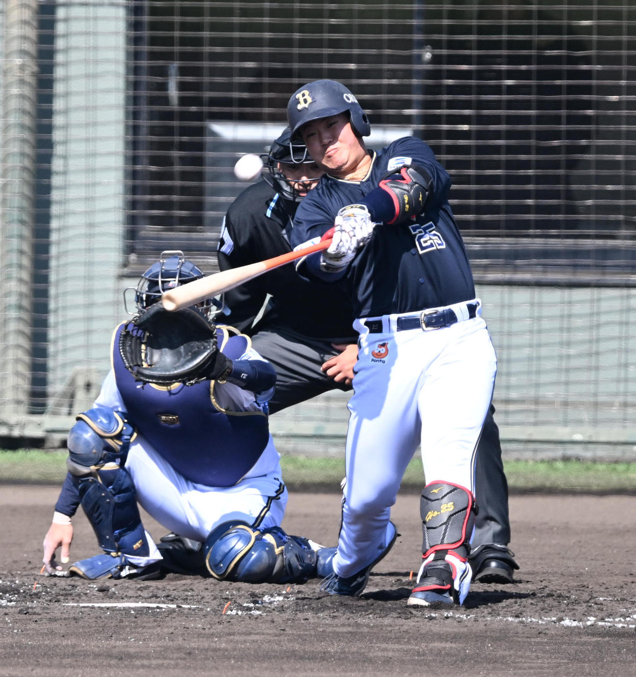 オリックス紅白戦　2回表2死、左中間にソロ本塁打を放つ内藤（撮影・和賀正仁）