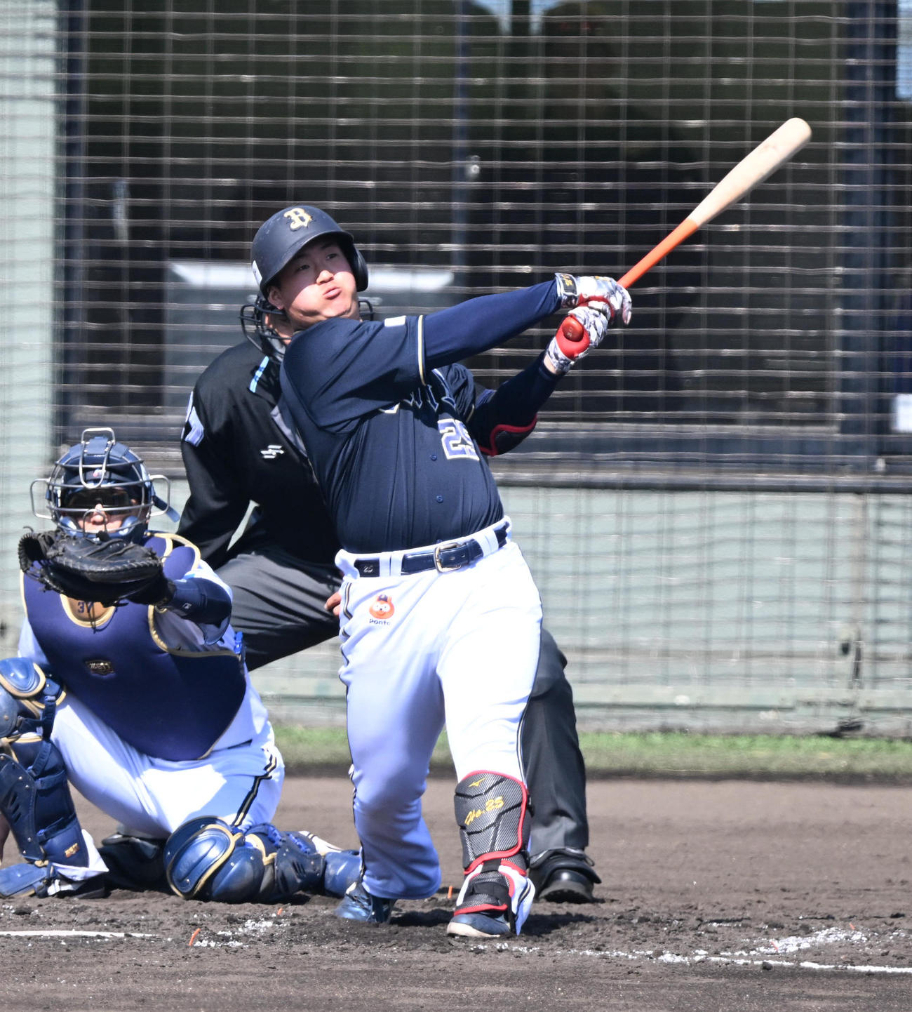 オリックス紅白戦　2回表2死、左中間にソロ本塁打を放つ内藤（撮影・和賀正仁）