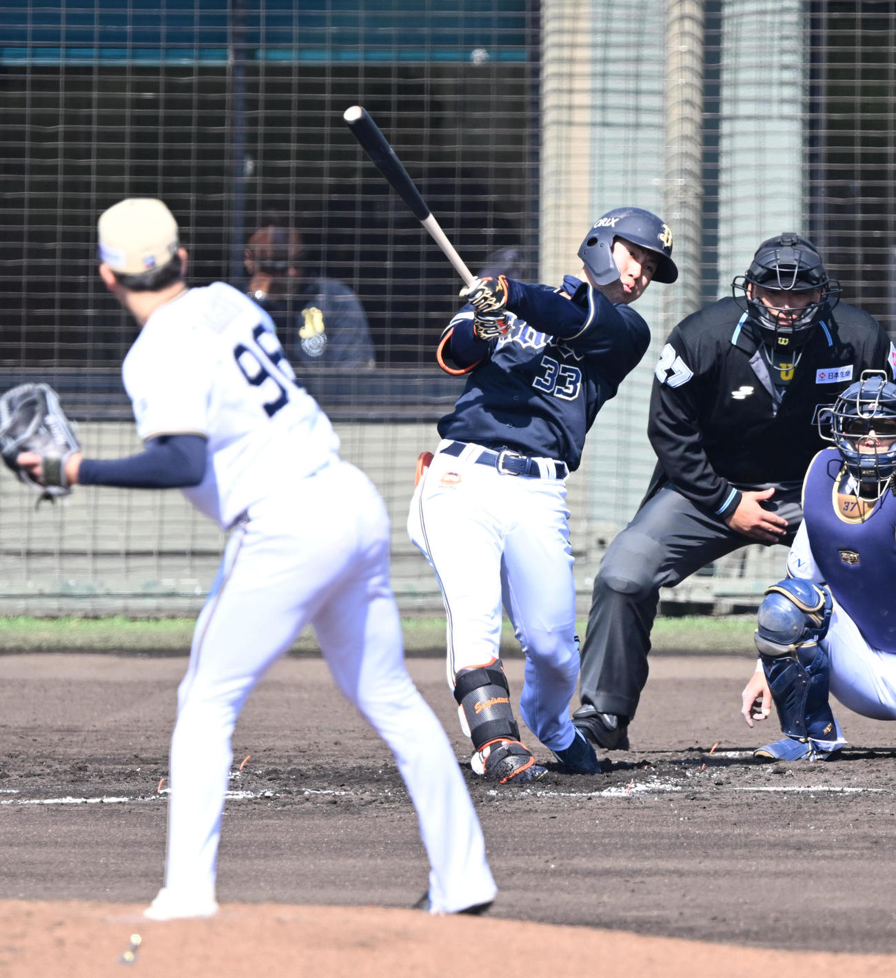オリックス紅白戦　2回表1死、左越えにソロ本塁打を放つ杉沢（撮影・和賀正仁）