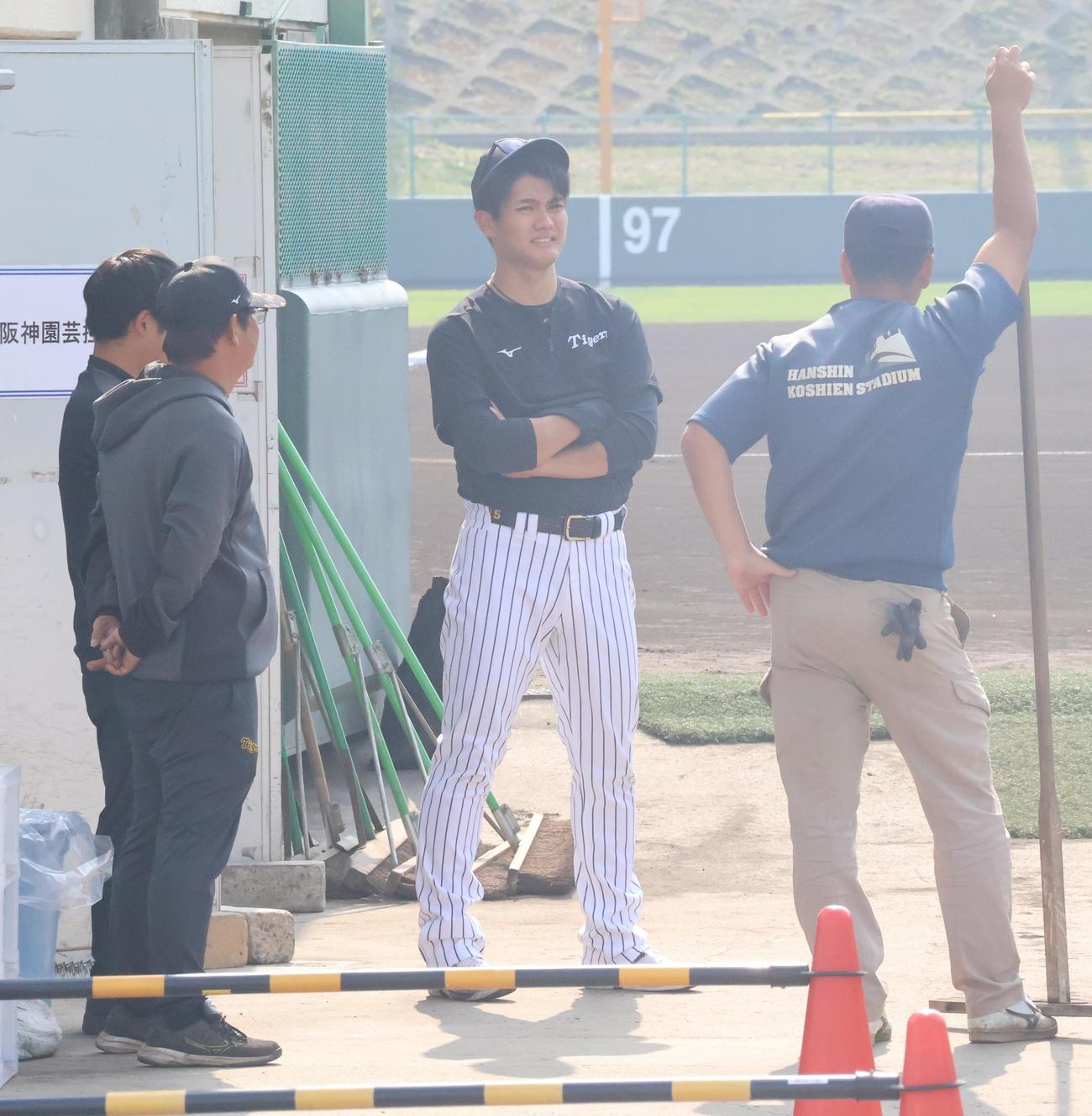阪神の西純矢投手が阪神園芸のスタッフと話をする（撮影・林亮佑）