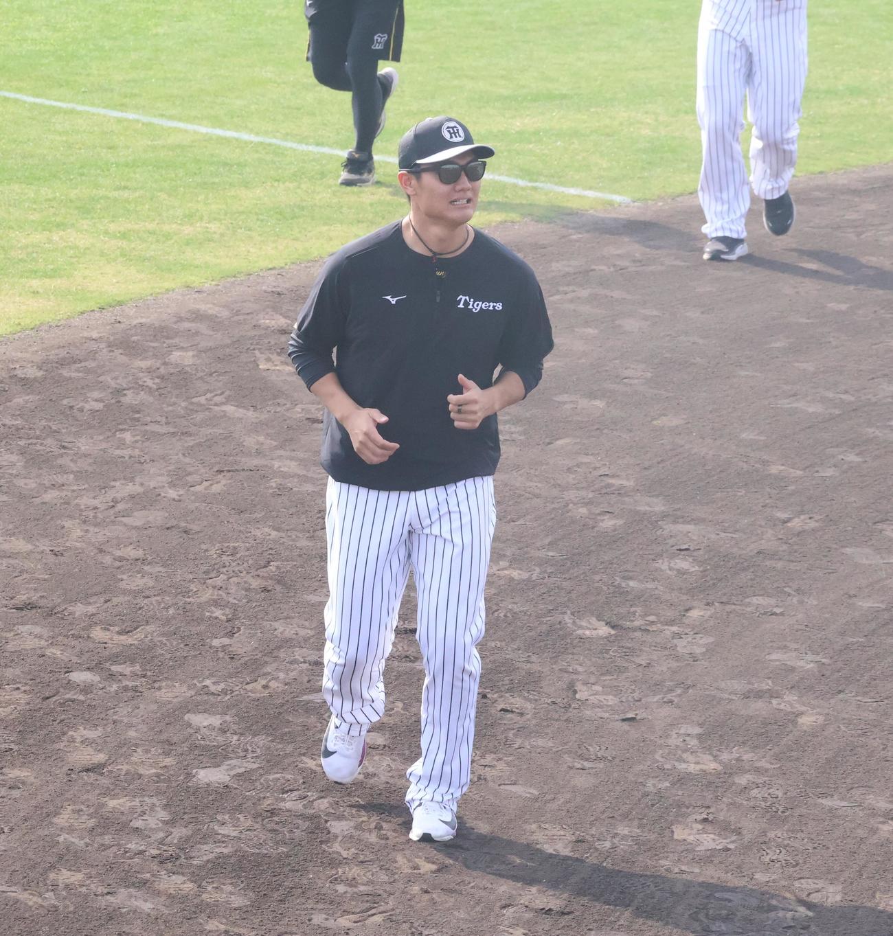 阪神の西純矢投手が体を動かす（撮影・林亮佑）