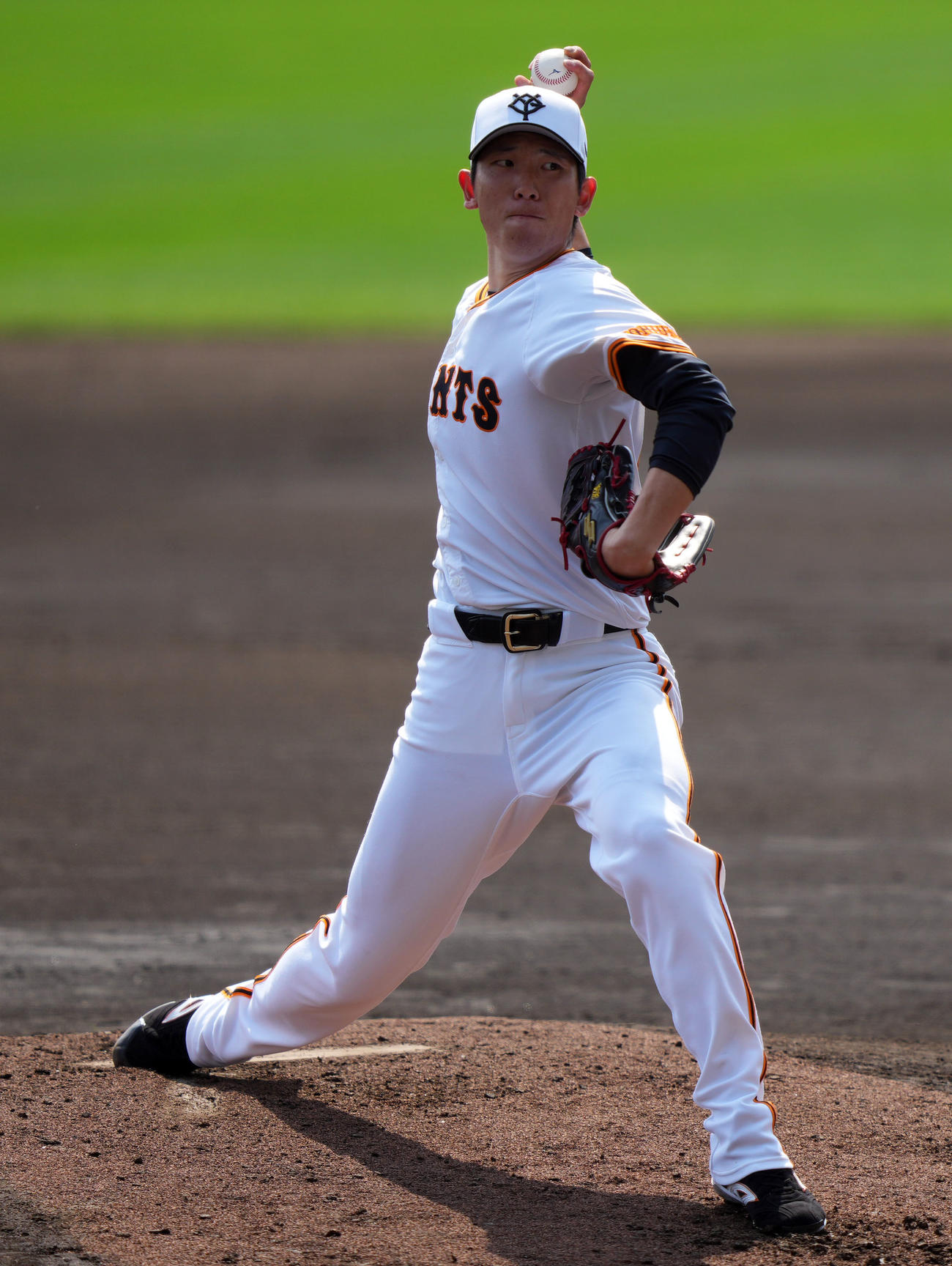 ライブBPで投球する巨人戸郷（撮影・横山健太）