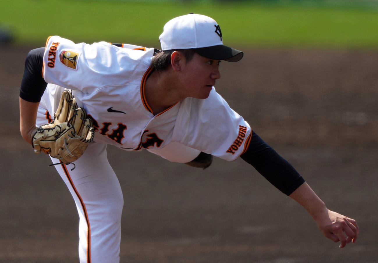 ライブBPで投球する巨人井上（撮影・横山健太）