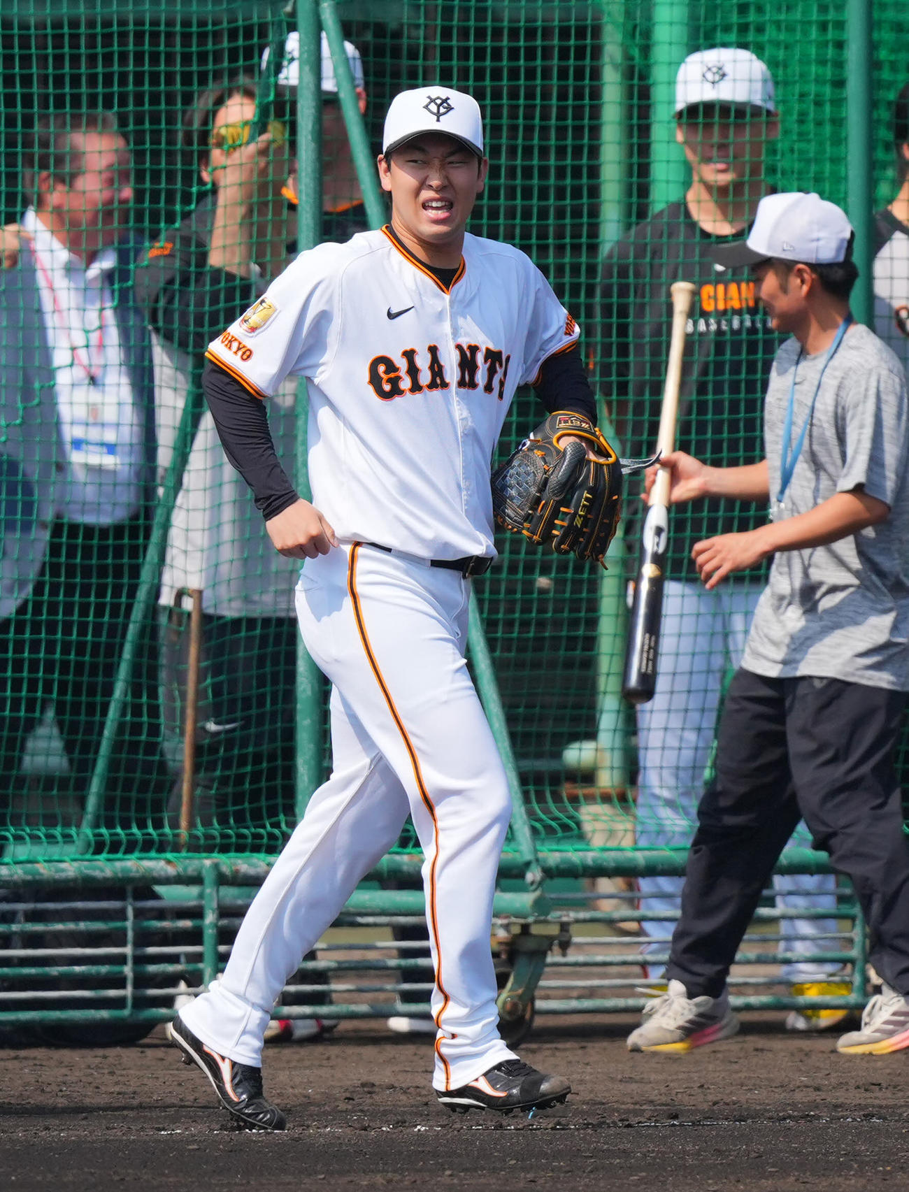 ライブBPで巨人岡本和の放った打球が直撃し表情がゆがむ巨人山崎伊（撮影・垰建太）
