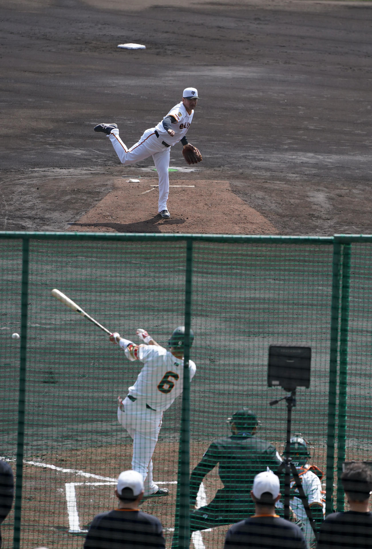 ライブBPで巨人坂本（右）と対決する田中将（撮影・横山健太）