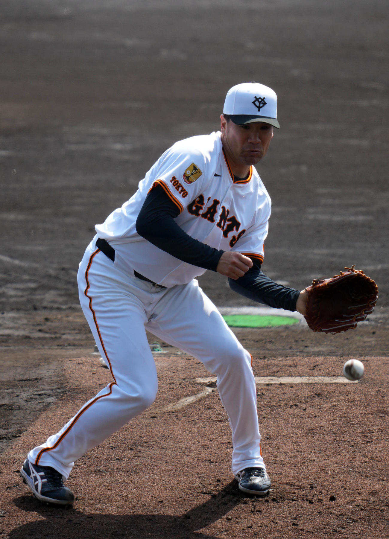 ライブBPで巨人田中将は打球に反応するがキャッチできず（撮影・横山健太）
