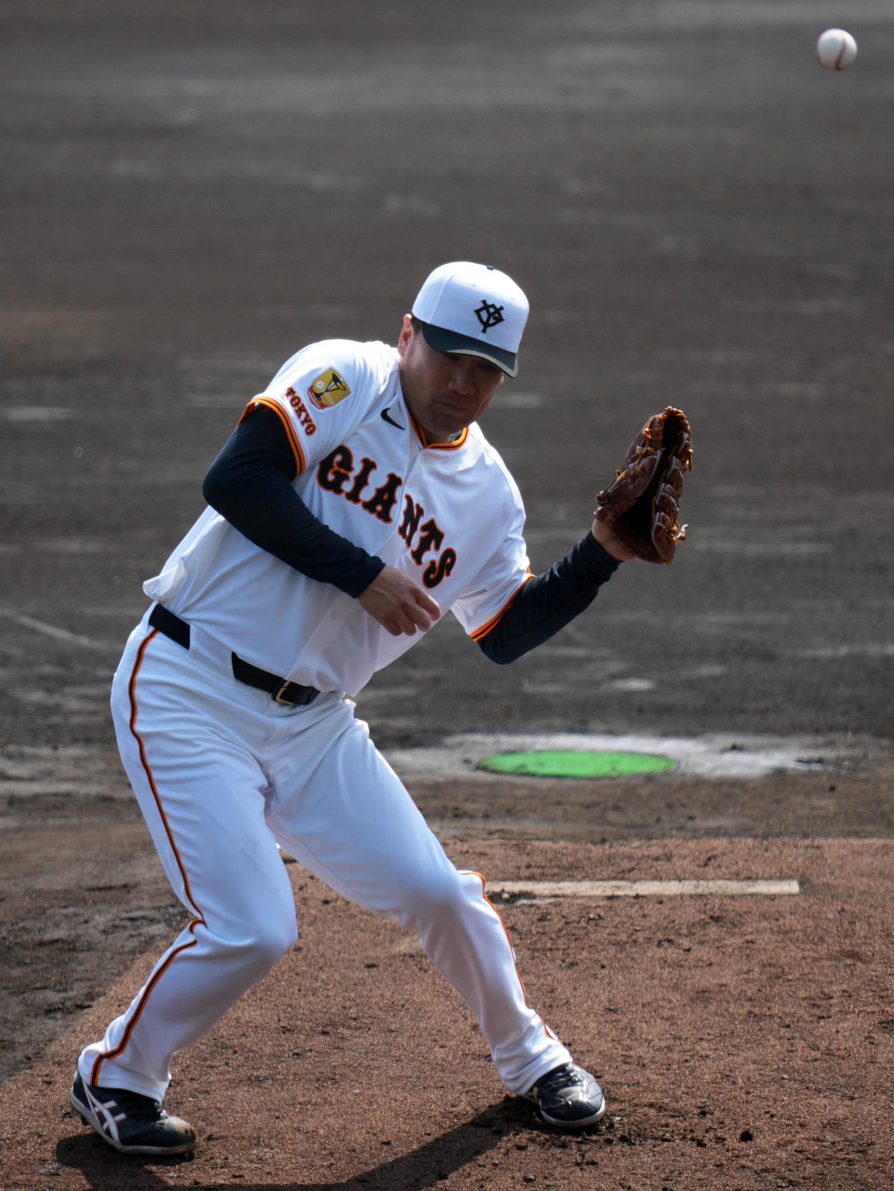 ライブBPで巨人田中将は打球に反応するがキャッチできず（撮影・横山健太）