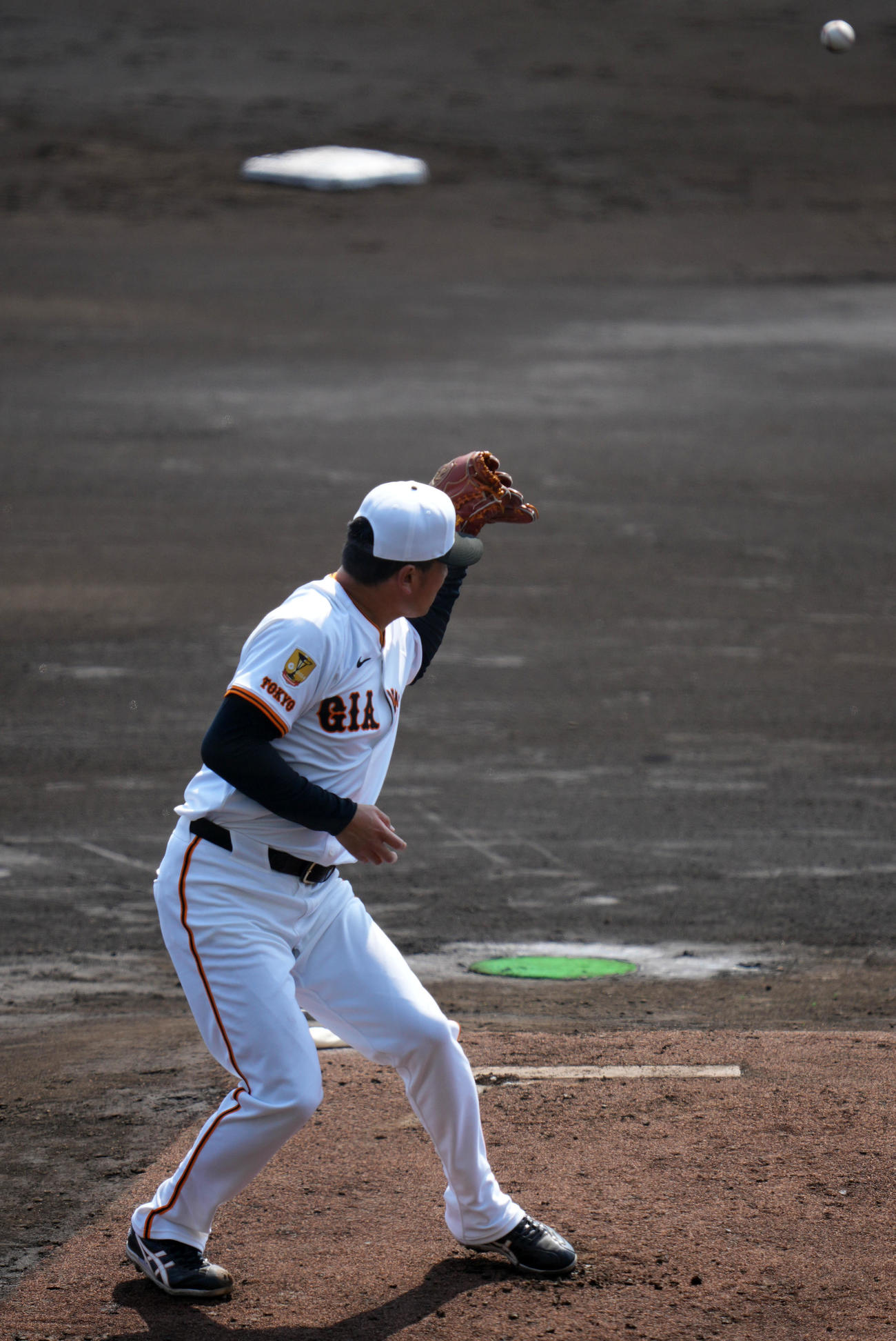 ライブBPで巨人田中将は打球に反応するがキャッチできず（撮影・横山健太）