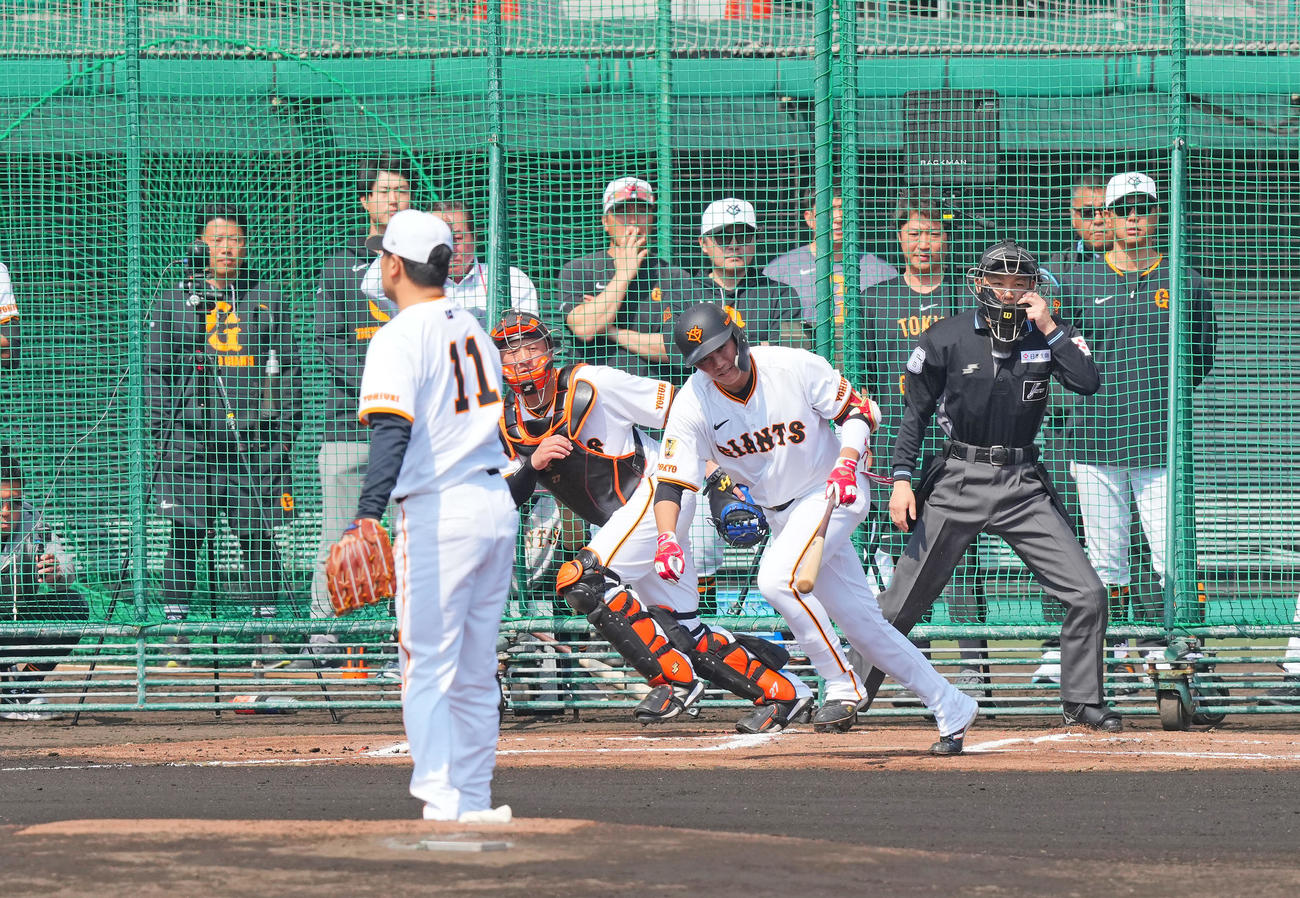ライブBPで遊ゴロに倒れる巨人坂本。投手田中将（撮影・垰建太）