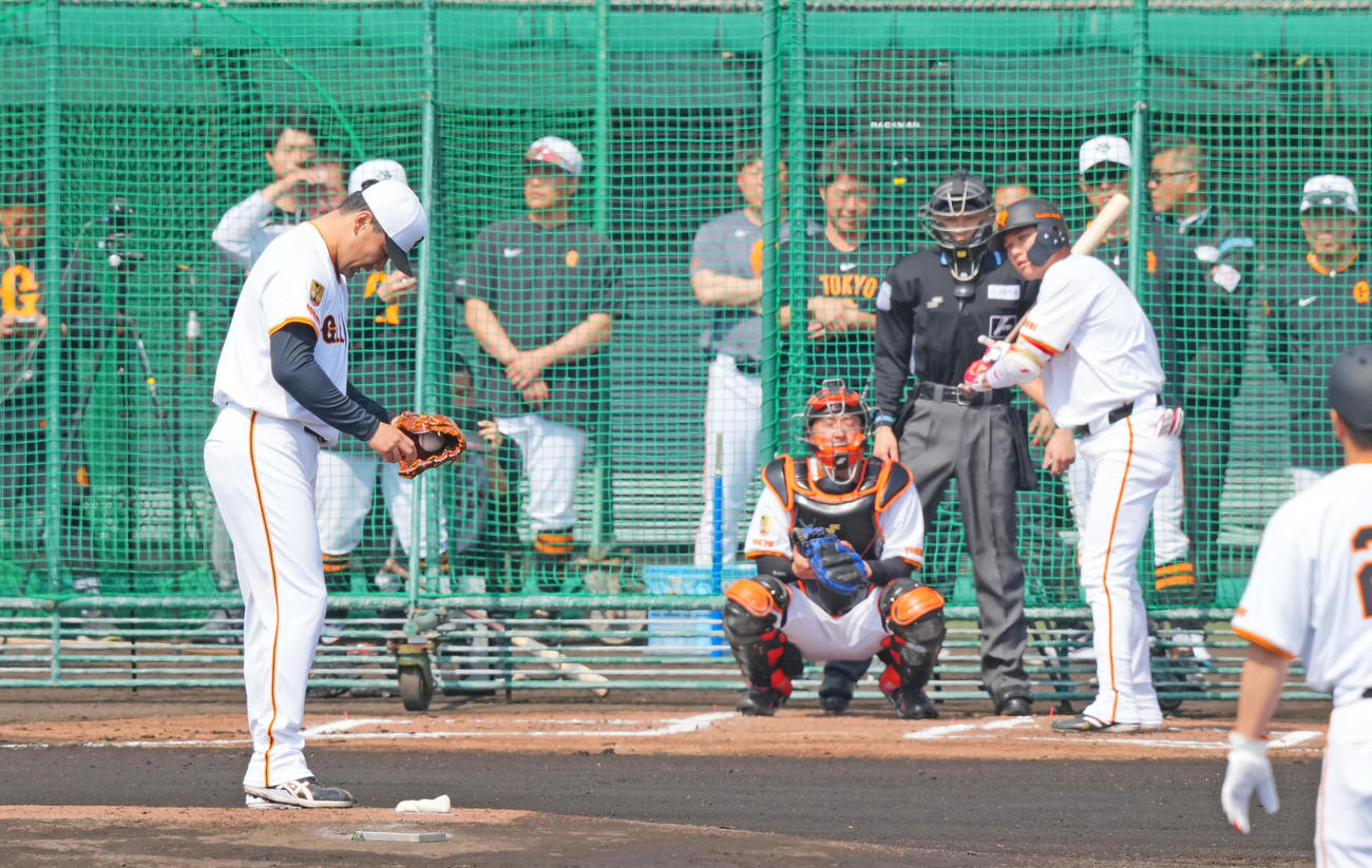 ライブBPで対戦する巨人田中将（手前）と坂本（撮影・垰建太）