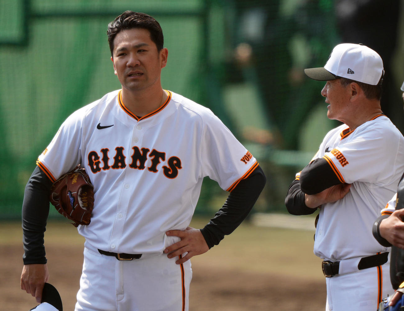 ライブBPを終え巨人久保コーチ（右）と言葉を交わす田中将（撮影・横山健太）