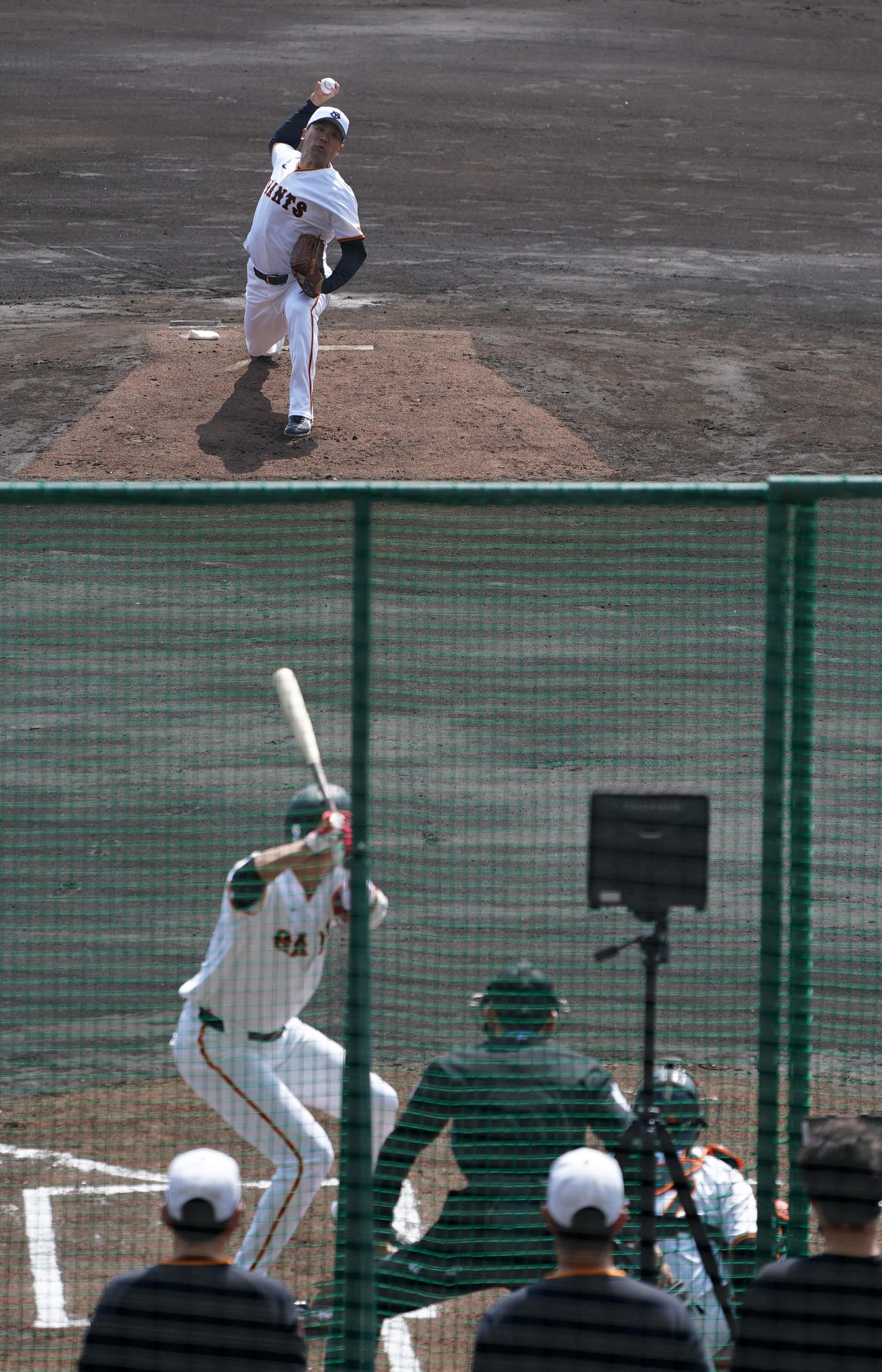 ライブBPで巨人坂本（手前）と対決する田中将（撮影・横山健太）