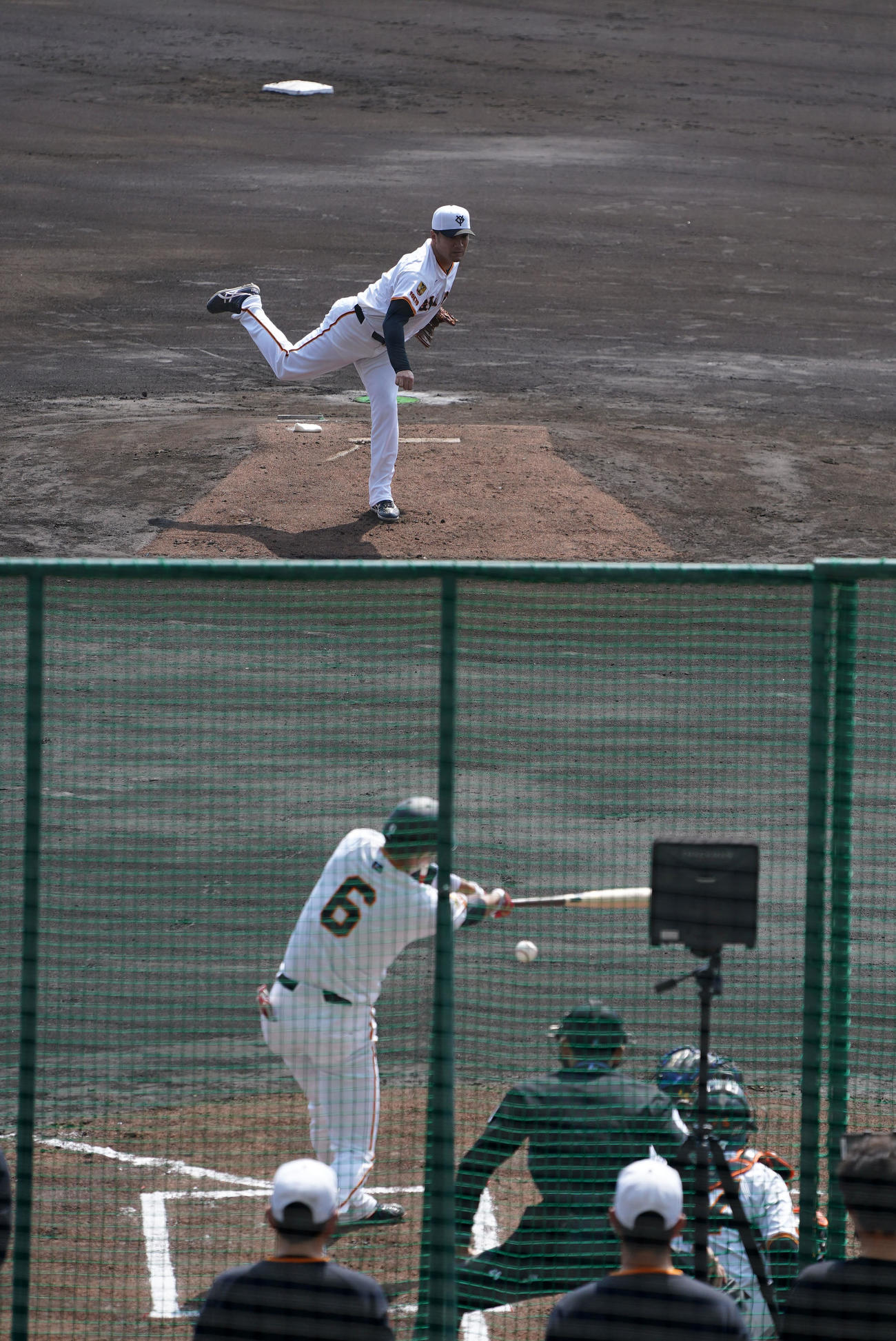 ライブBPで巨人坂本（右）と対決する田中将（撮影・横山健太）