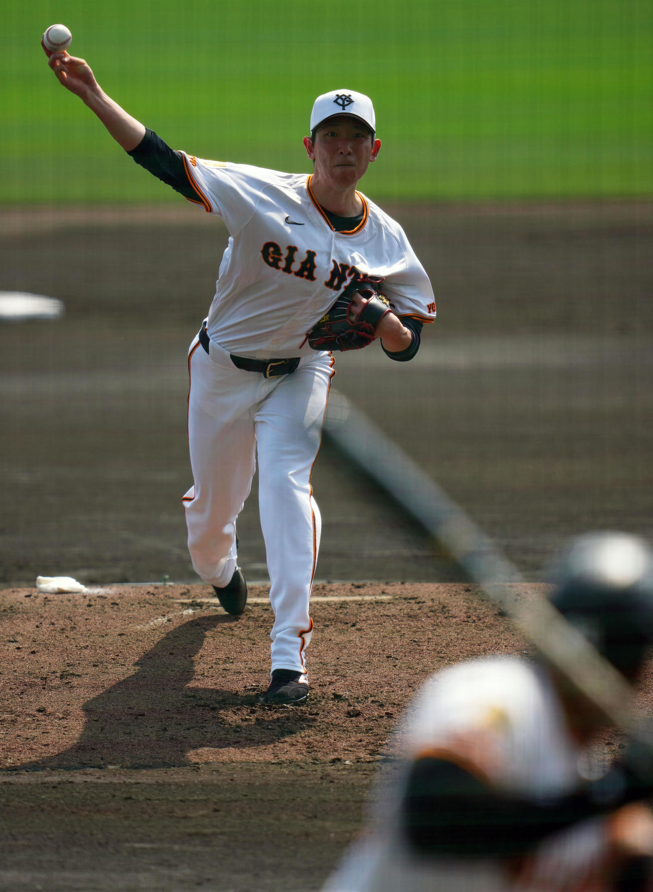 ライブBPで投球する巨人戸郷（撮影・横山健太）