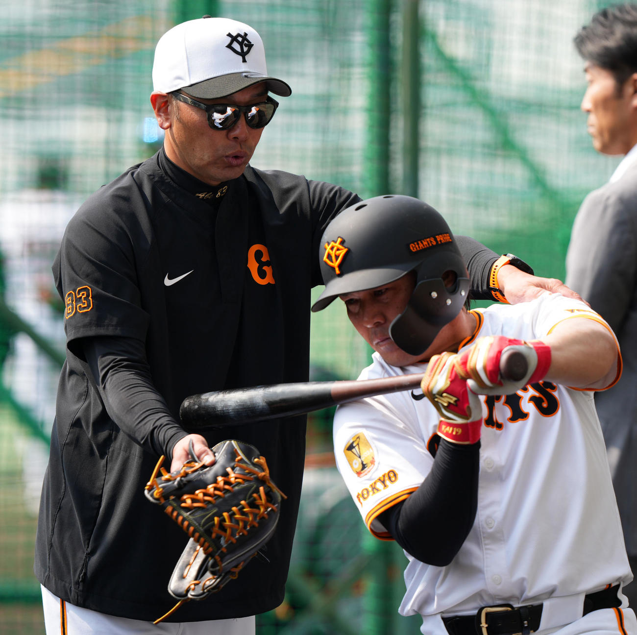 巨人甲斐（右）に打撃指導をする阿部監督（撮影・横山健太）