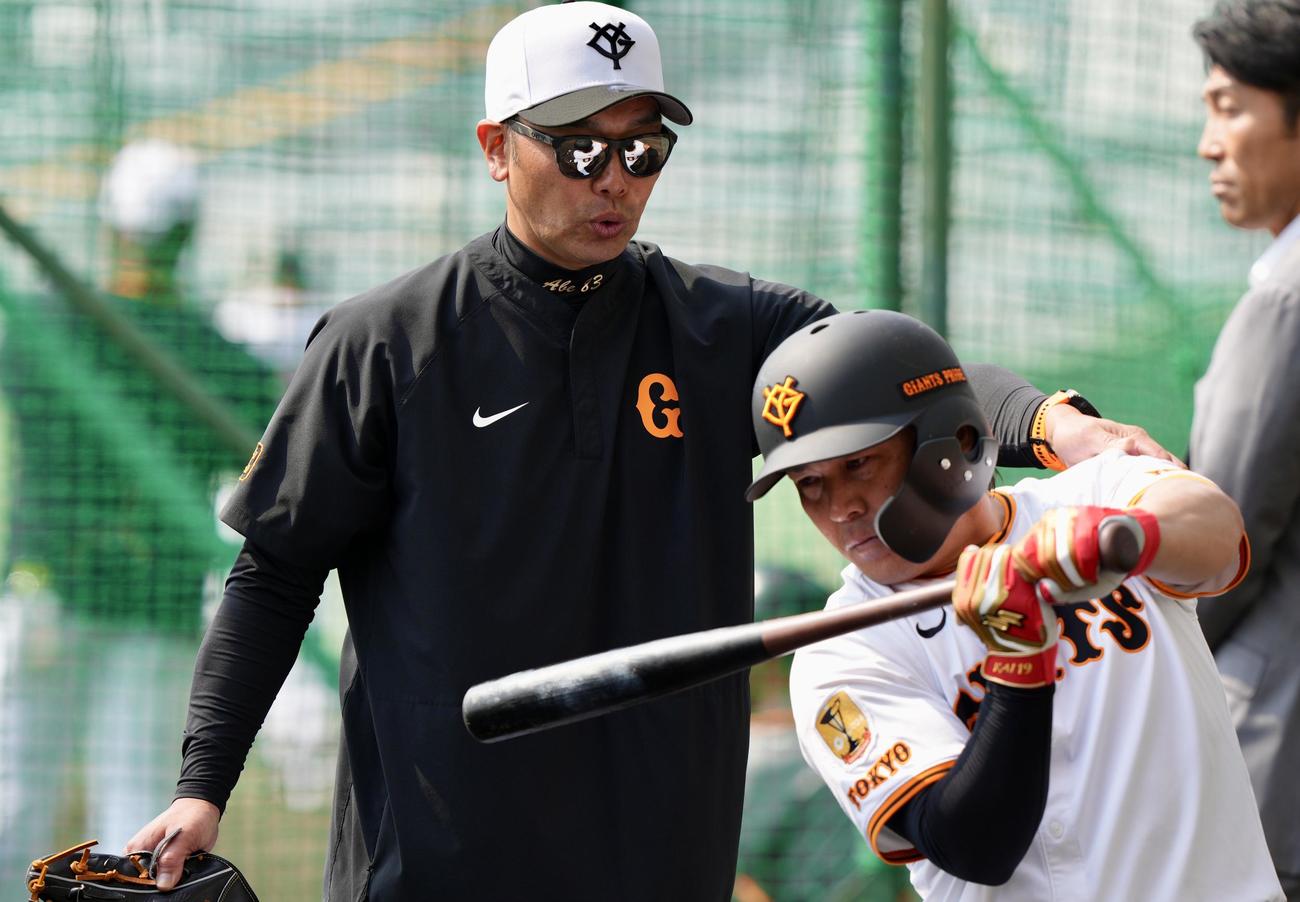 巨人阿部監督（左）から打撃指導を受ける甲斐（撮影・横山健太）