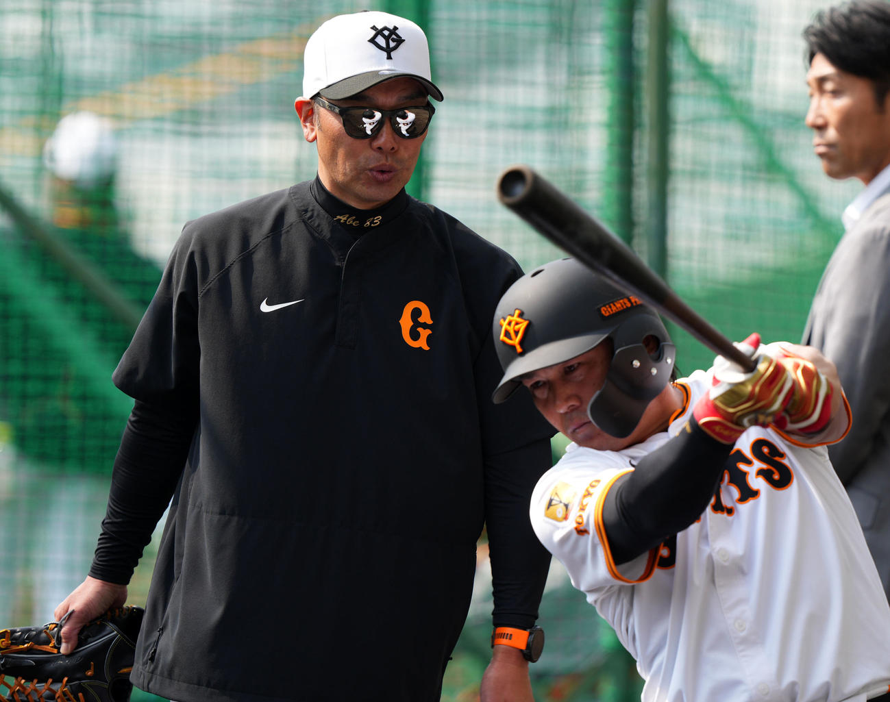 巨人甲斐（右）に打撃指導をする阿部監督（撮影・横山健太）