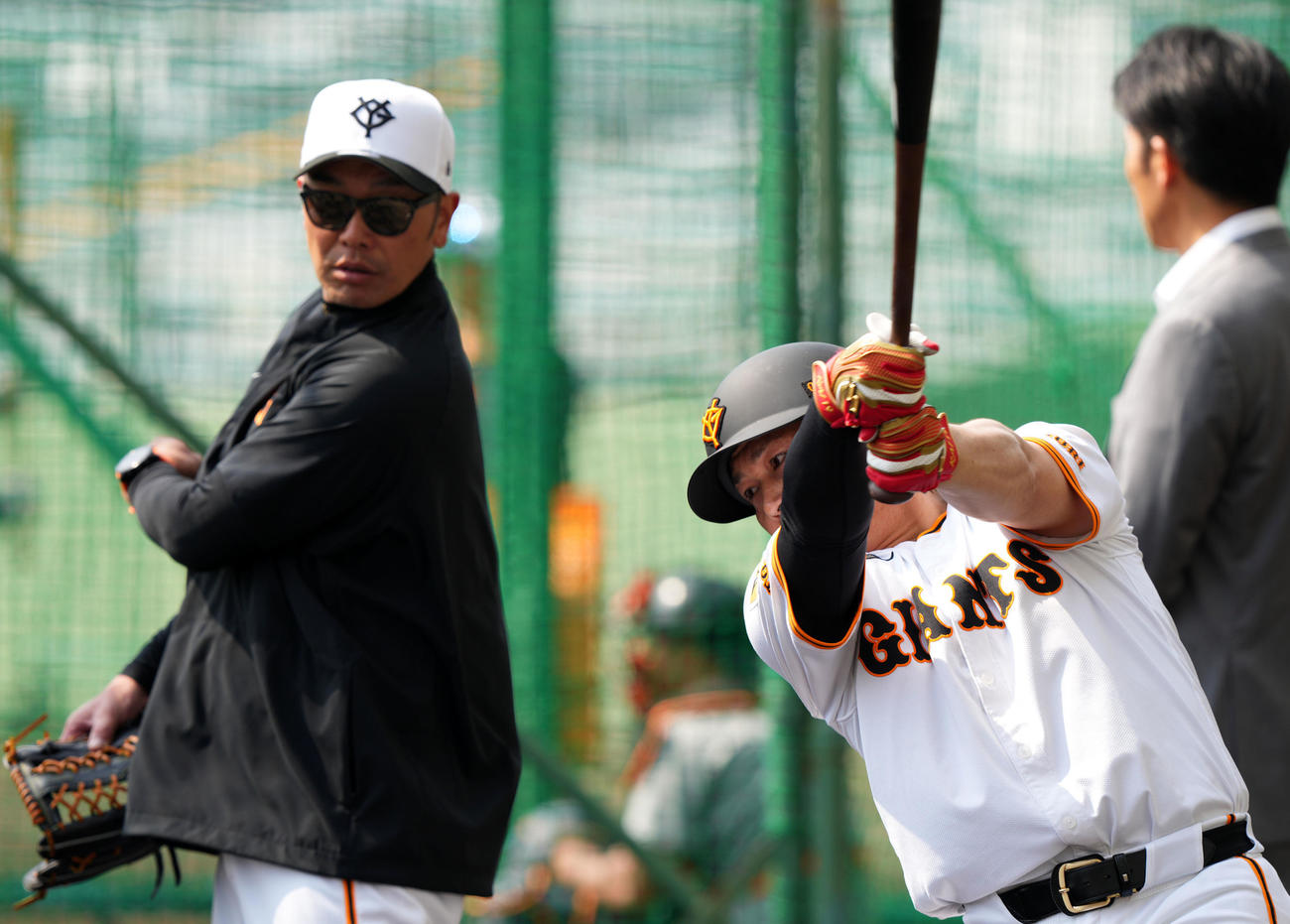 巨人甲斐（右）に打撃指導をする阿部監督（撮影・横山健太）